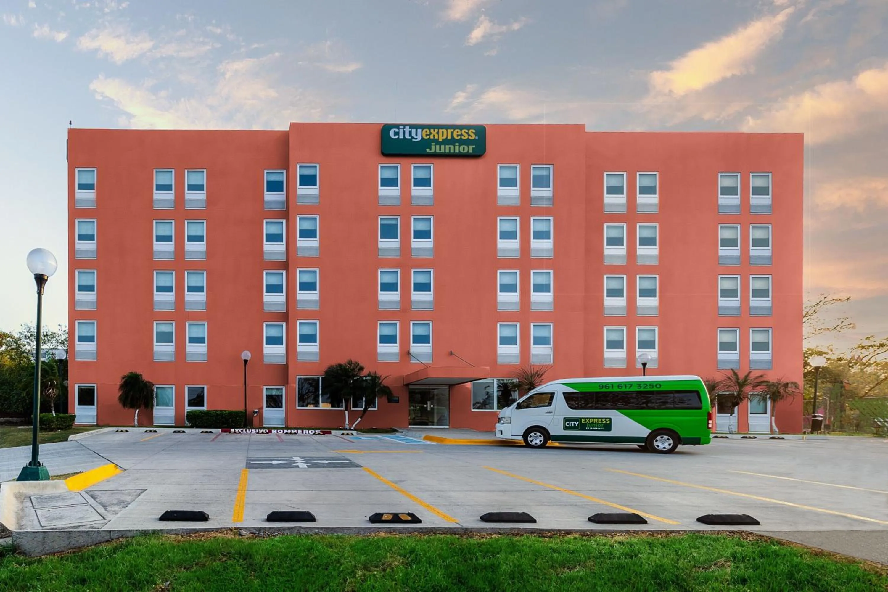 Property building in City Express Junior by Marriott Tuxtla Gutierrez Poliforum