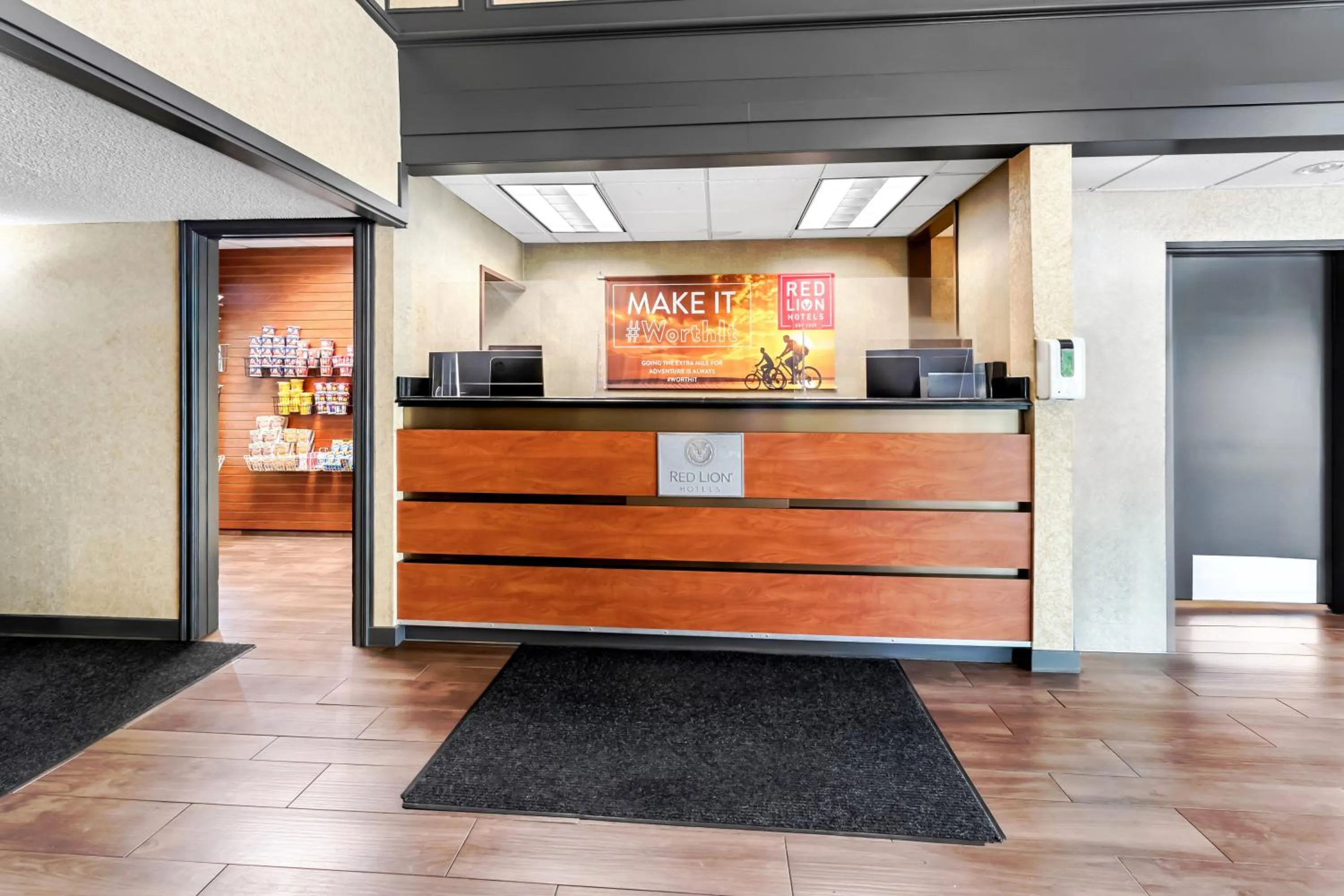 Lobby or reception in Red Lion Hotel Portland Airport