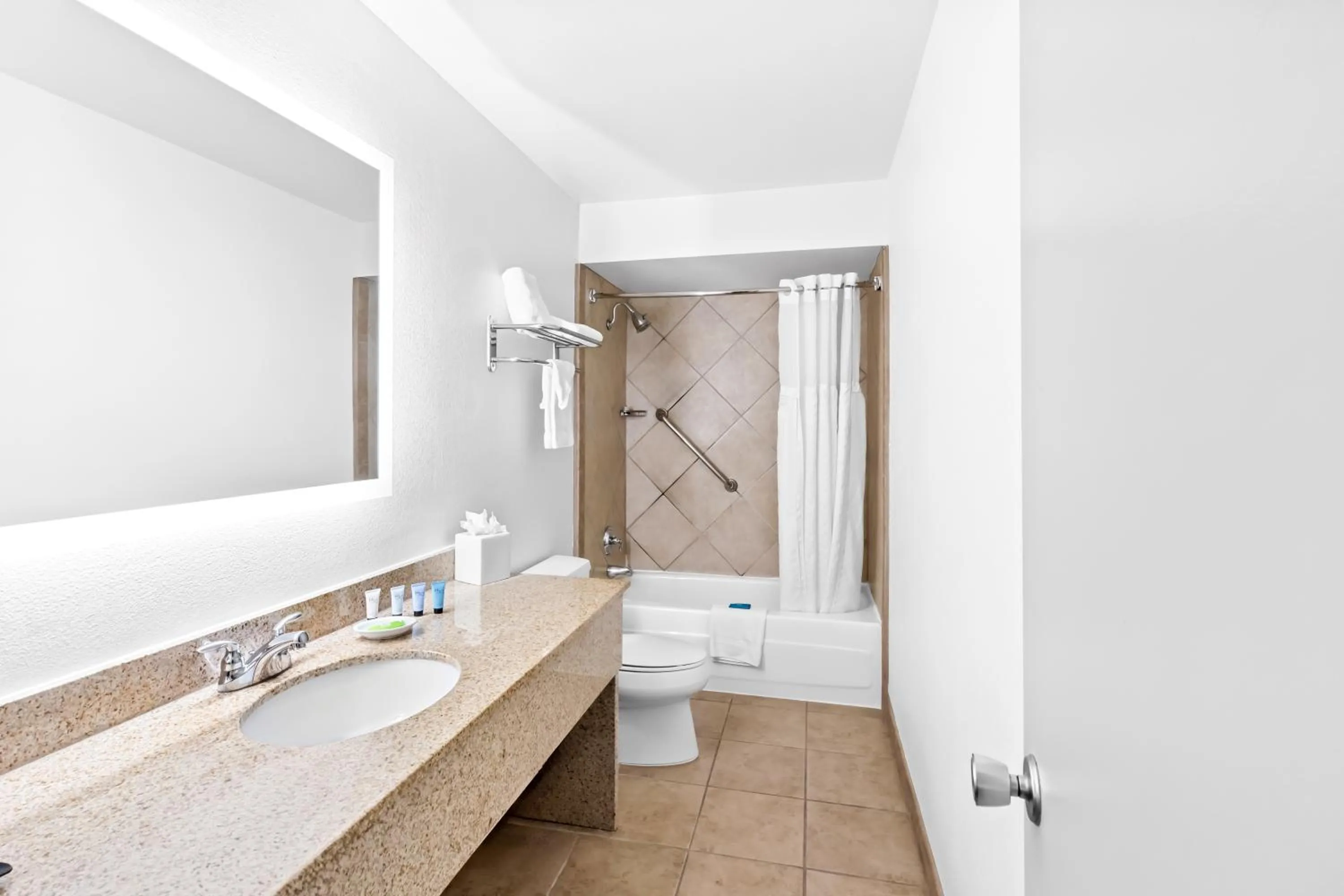 Shower in Red Lion Hotel Portland Airport