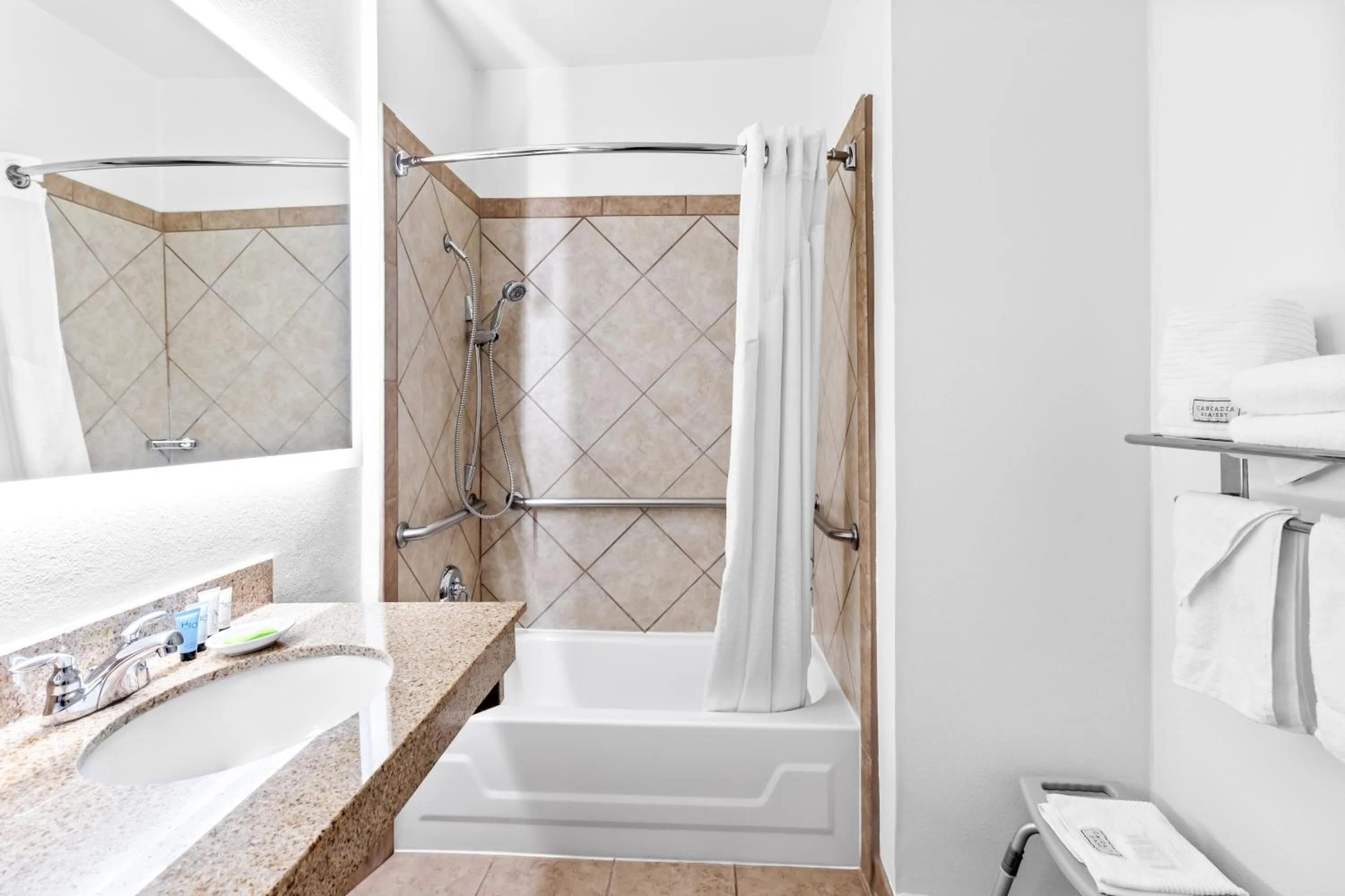 Shower in Red Lion Hotel Portland Airport