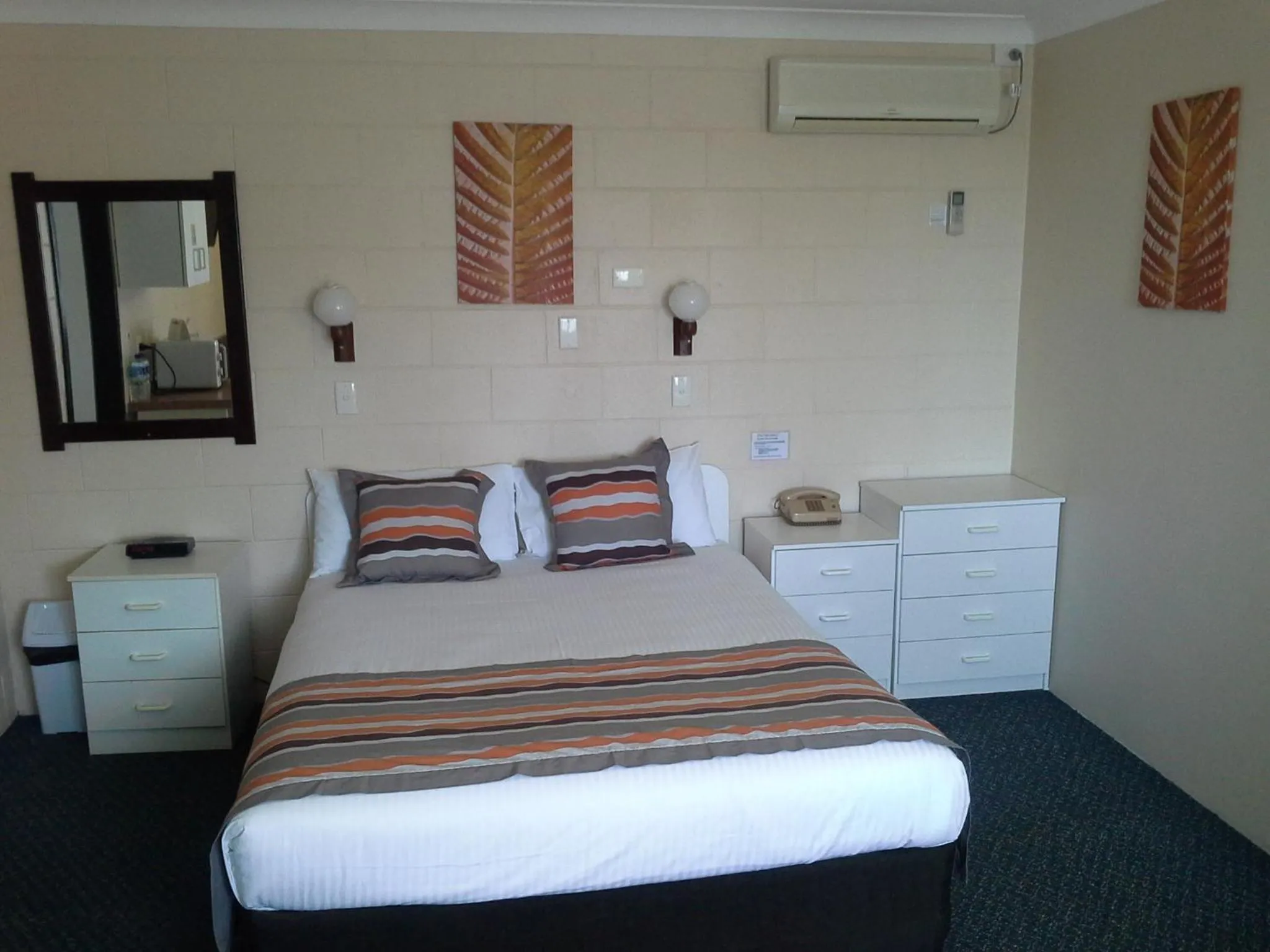 Photo of the whole room, Bed in Hideaway Motor Inn