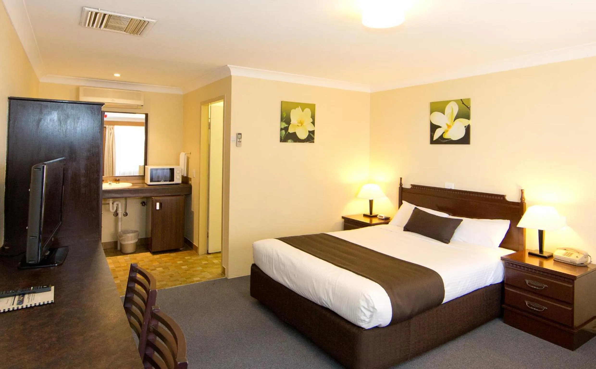 Photo of the whole room, Bed in Hideaway Motor Inn