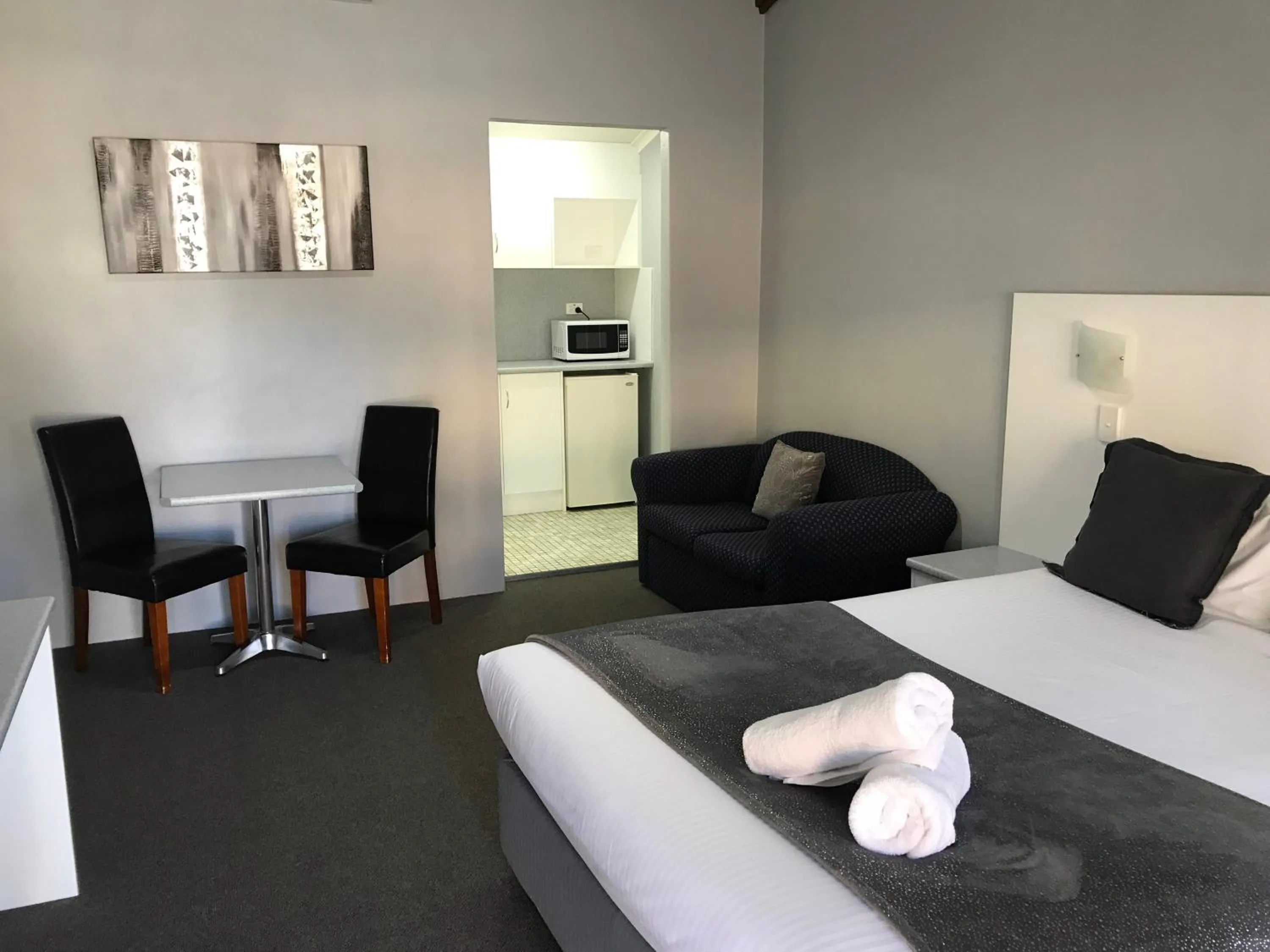 Coffee/tea facilities, Bed in Hideaway Motor Inn