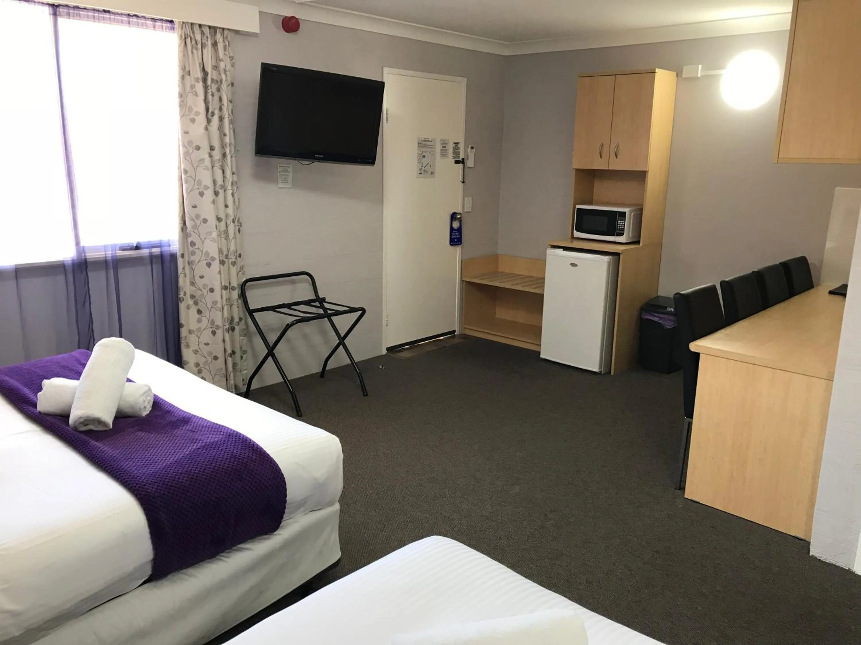 Coffee/tea facilities, Bed in Hideaway Motor Inn