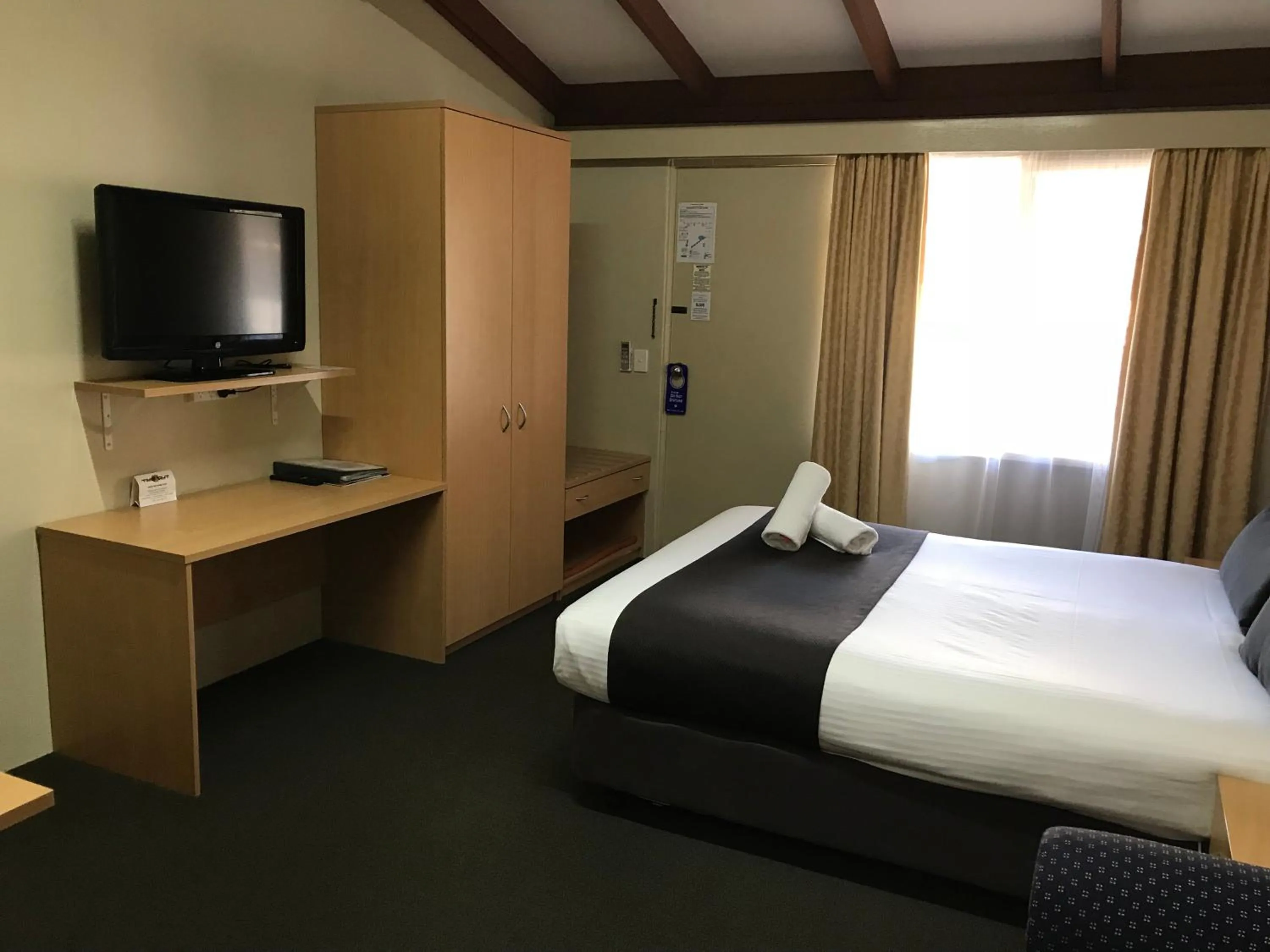 Seating area, Bed in Hideaway Motor Inn