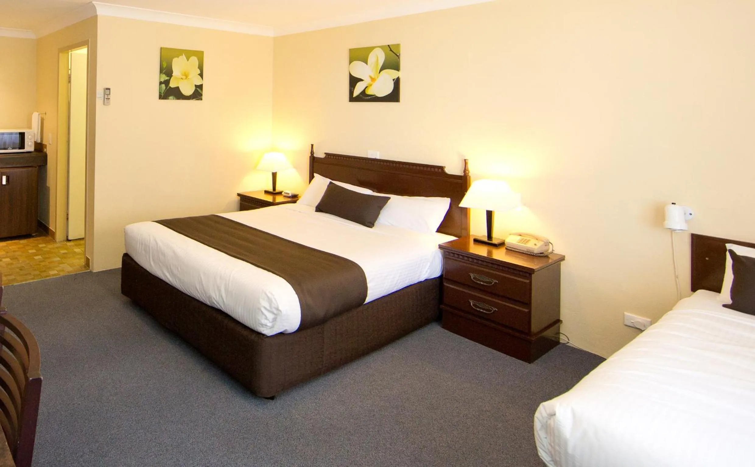 Photo of the whole room, Bed in Hideaway Motor Inn