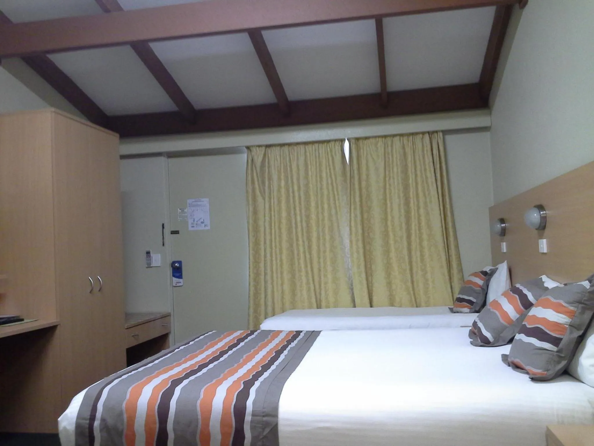 Photo of the whole room, Bed in Hideaway Motor Inn