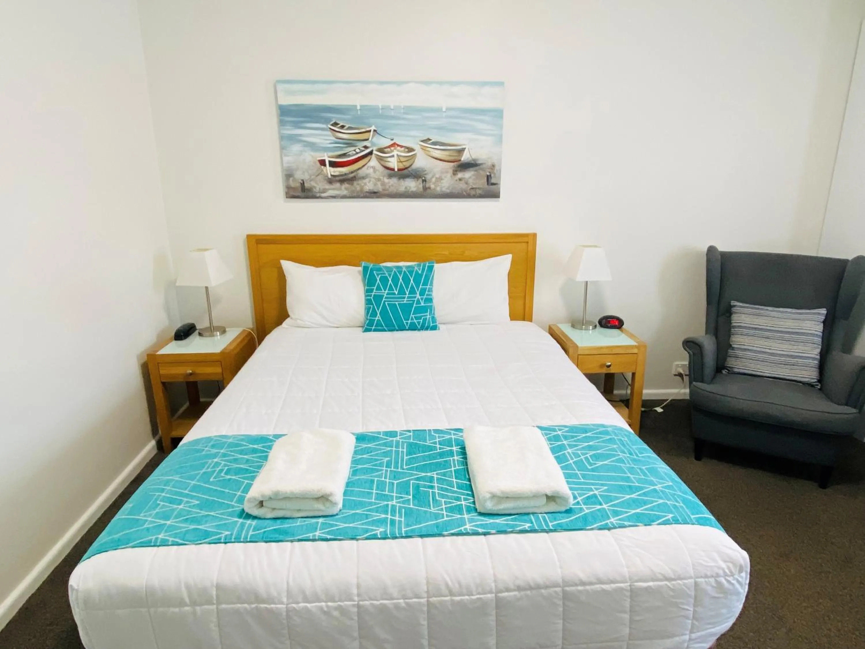 Bed in Colonial Lodge Motor Inn