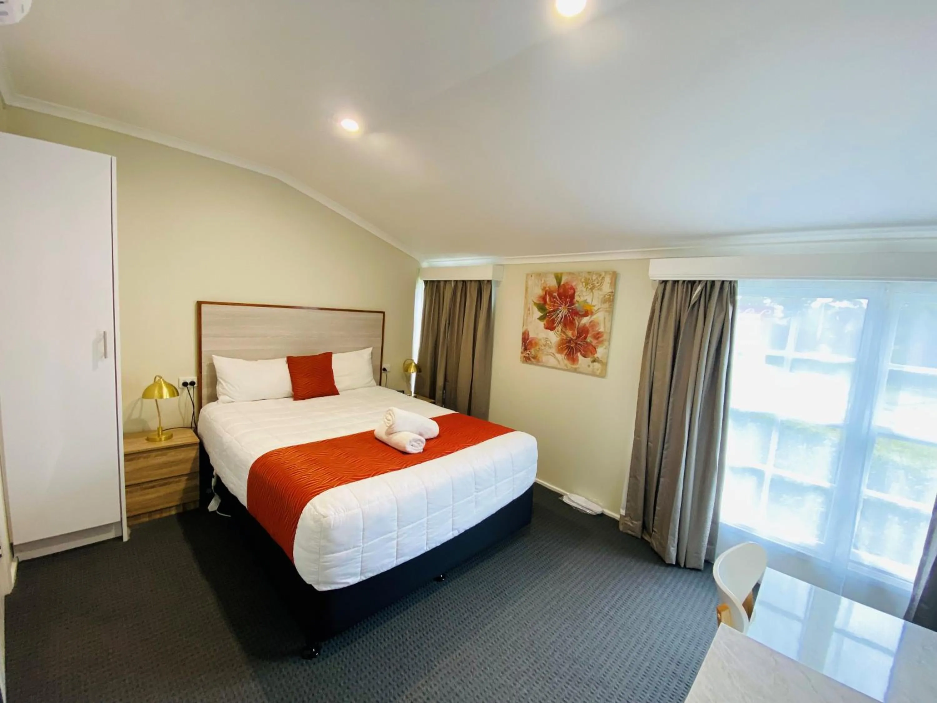 Bed in Colonial Lodge Motor Inn