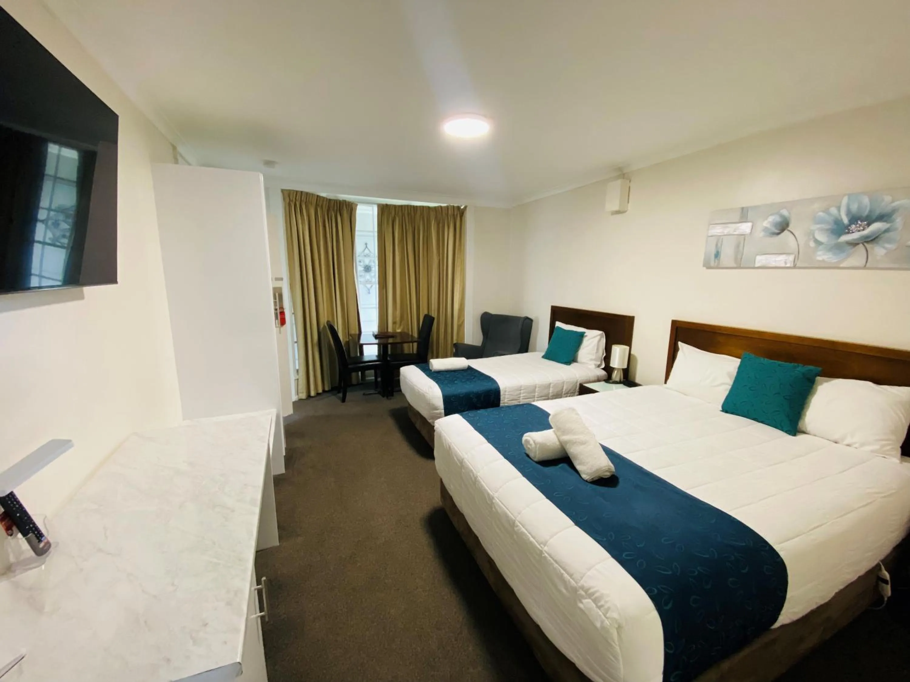 Bed in Colonial Lodge Motor Inn