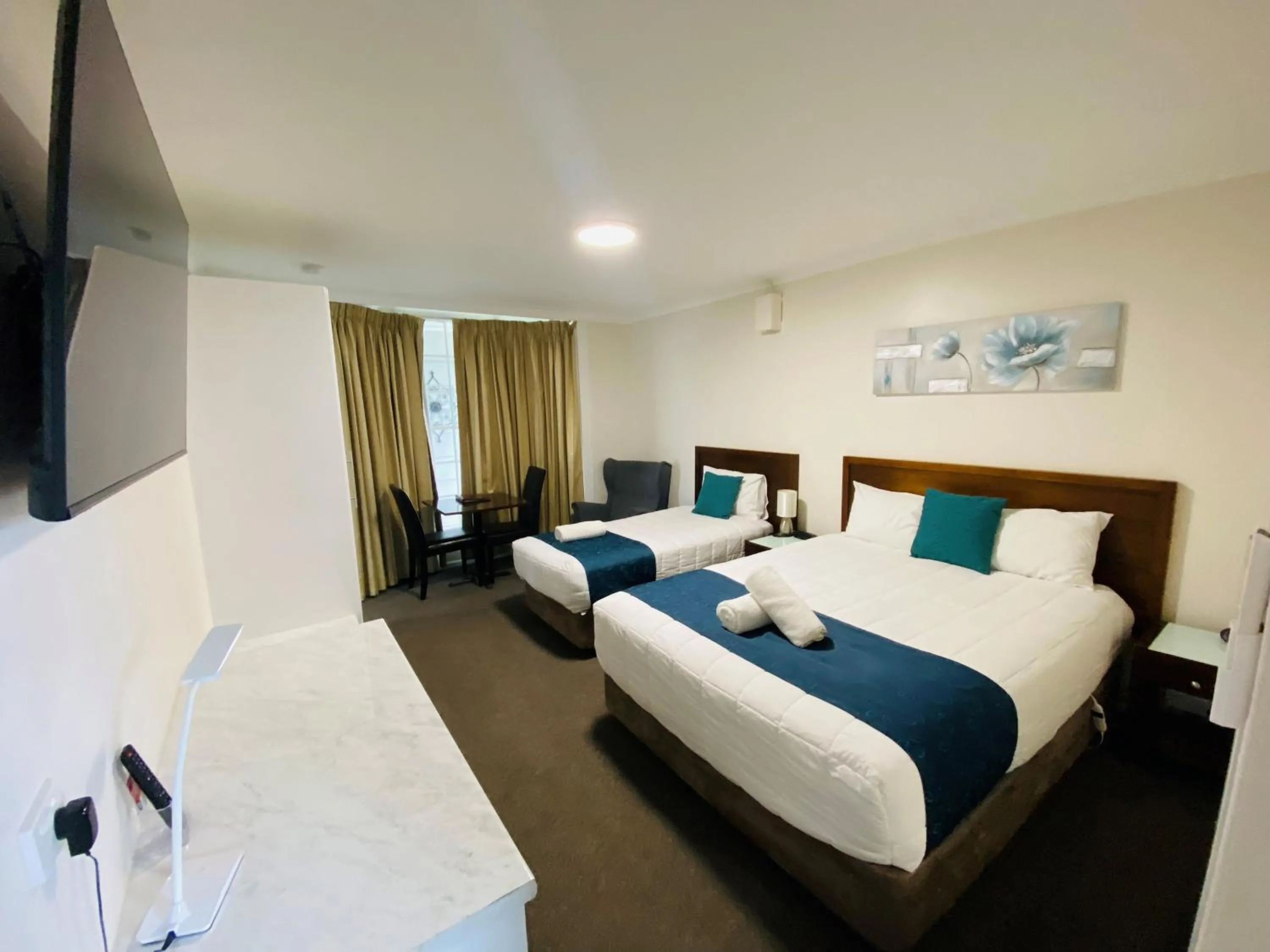 Bed in Colonial Lodge Motor Inn