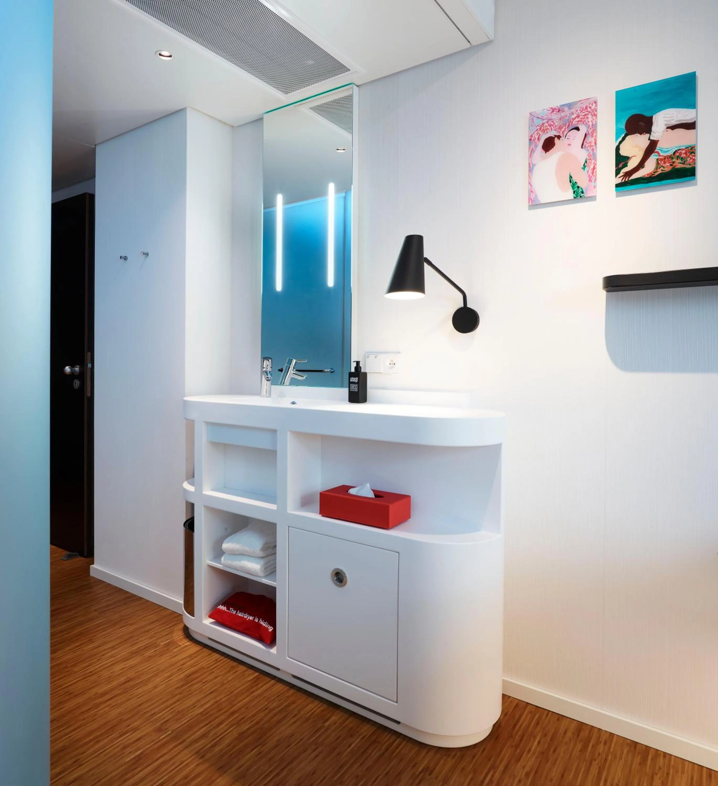 Bedroom in citizenM Copenhagen Radhuspladsen