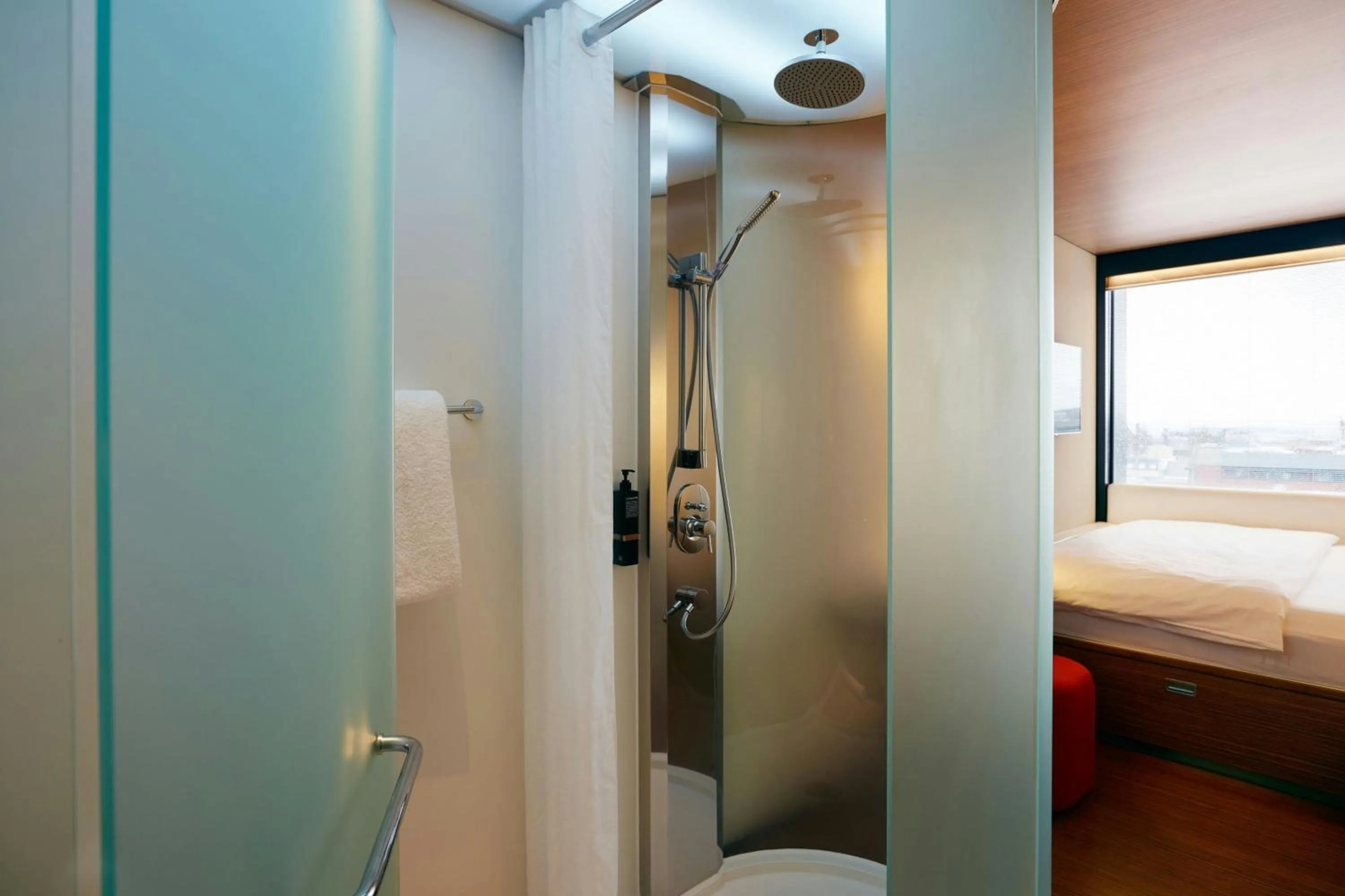 Bedroom in citizenM Copenhagen Radhuspladsen