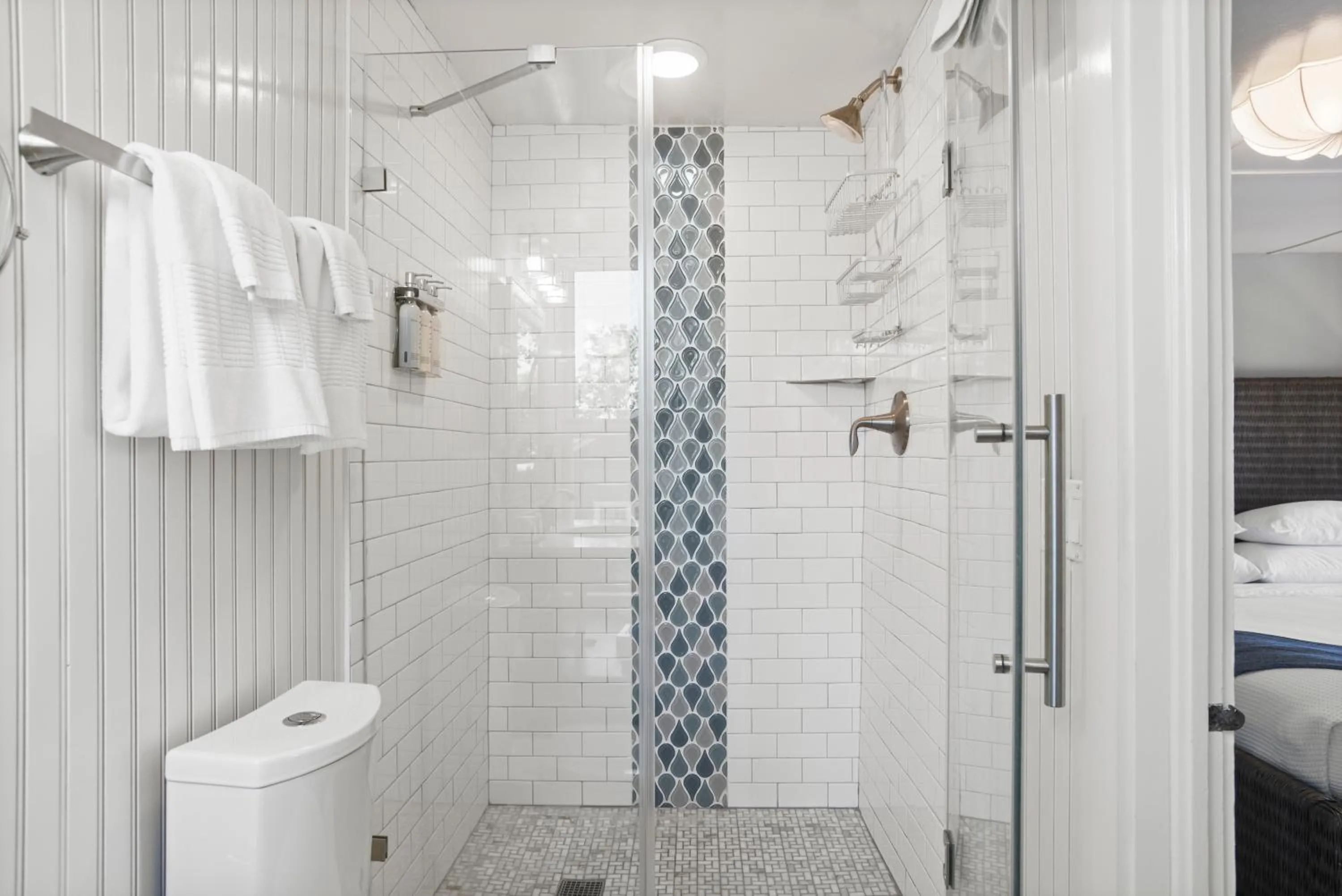 Shower in Carlisle House Inn