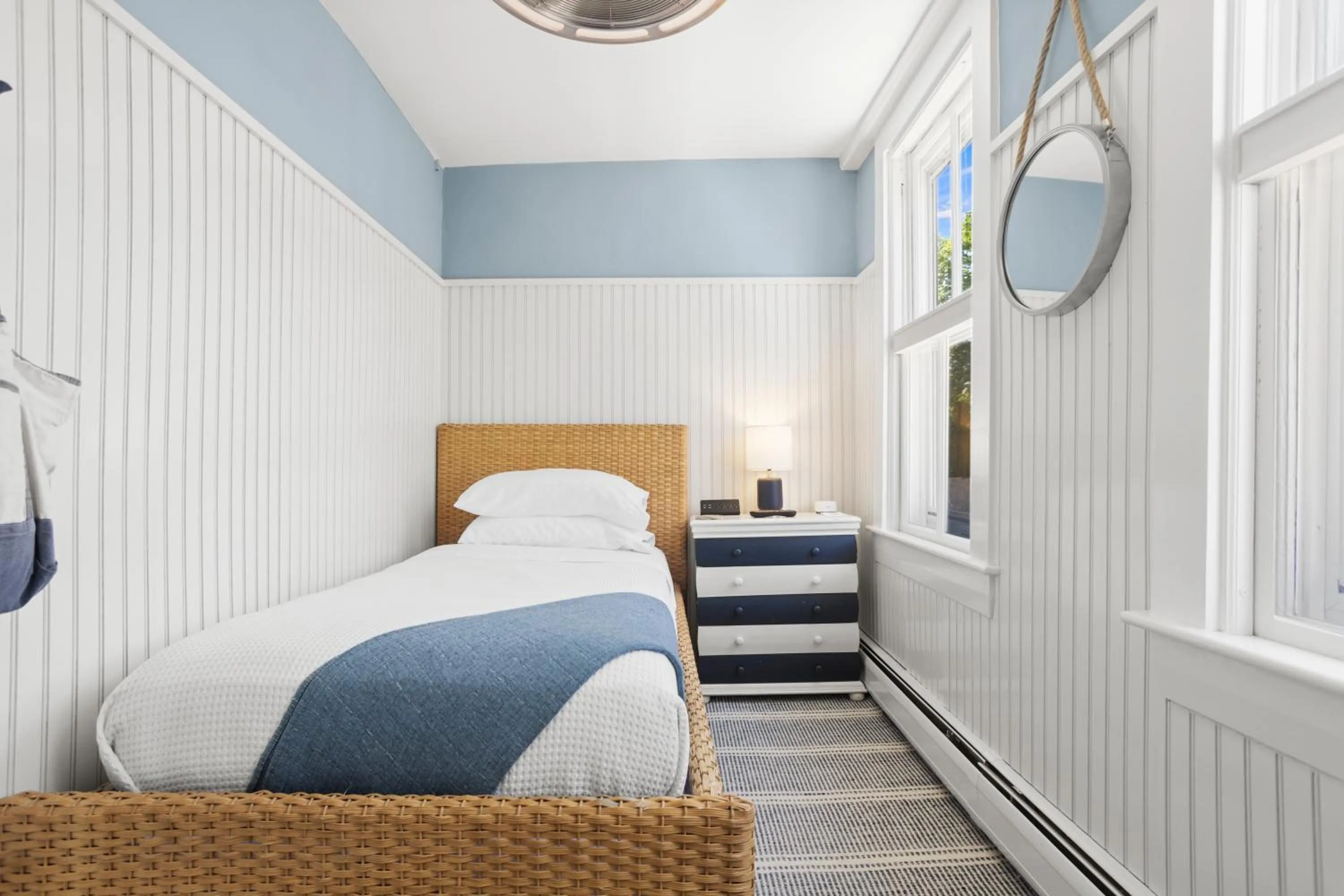 Photo of the whole room, Bed in Carlisle House Inn