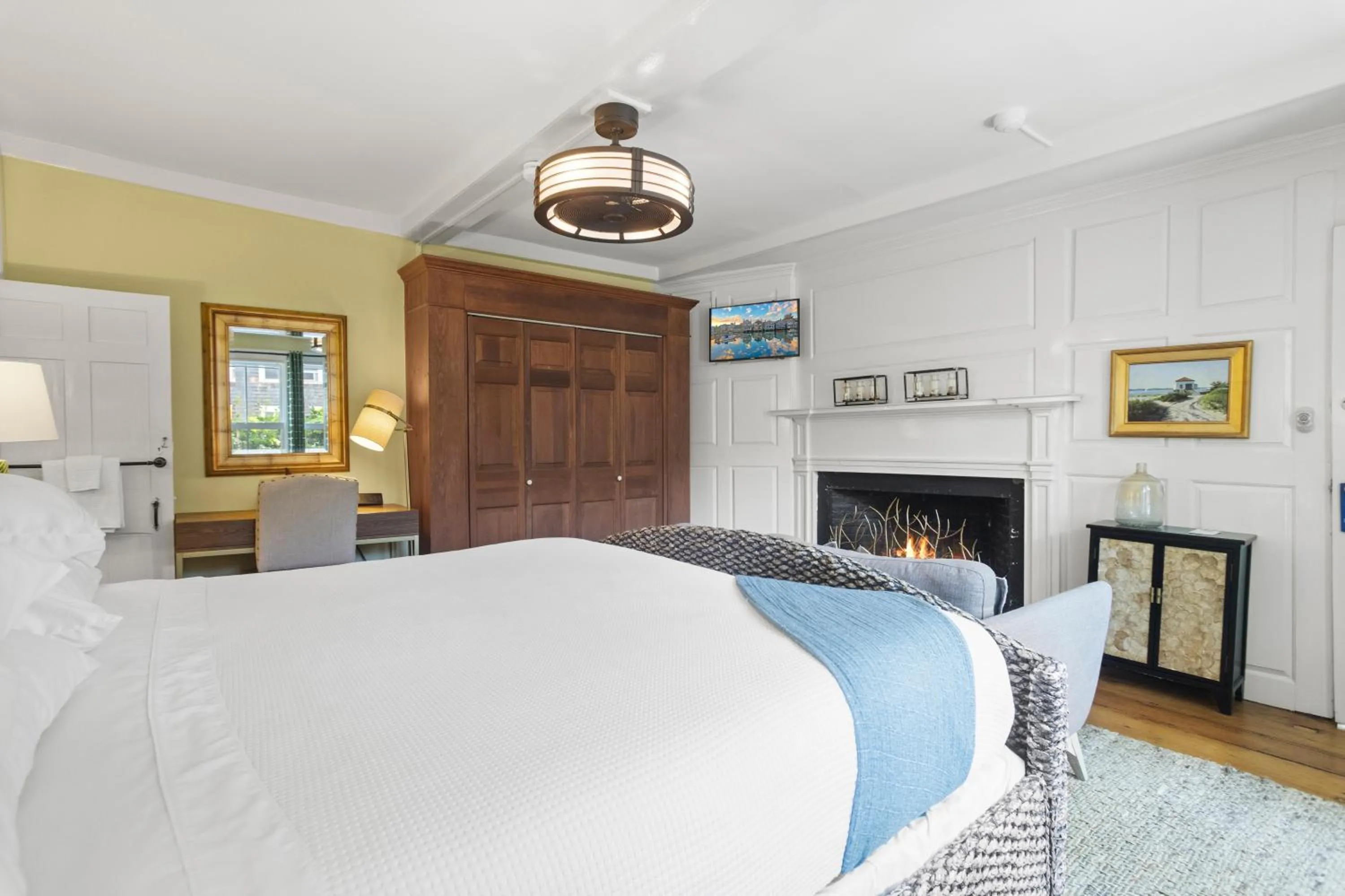 Photo of the whole room, Bed in Carlisle House Inn