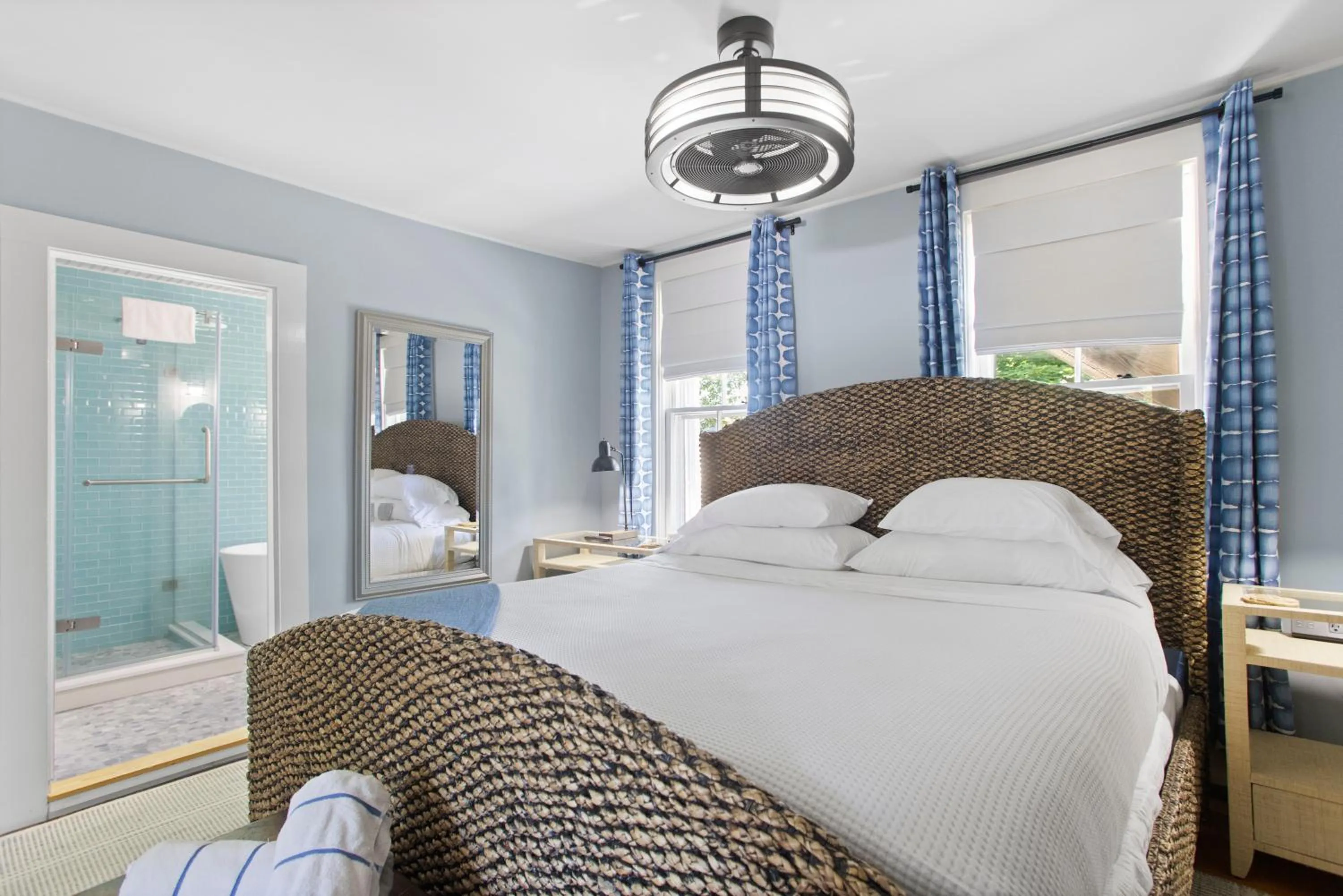 Shower, Bed in Carlisle House Inn