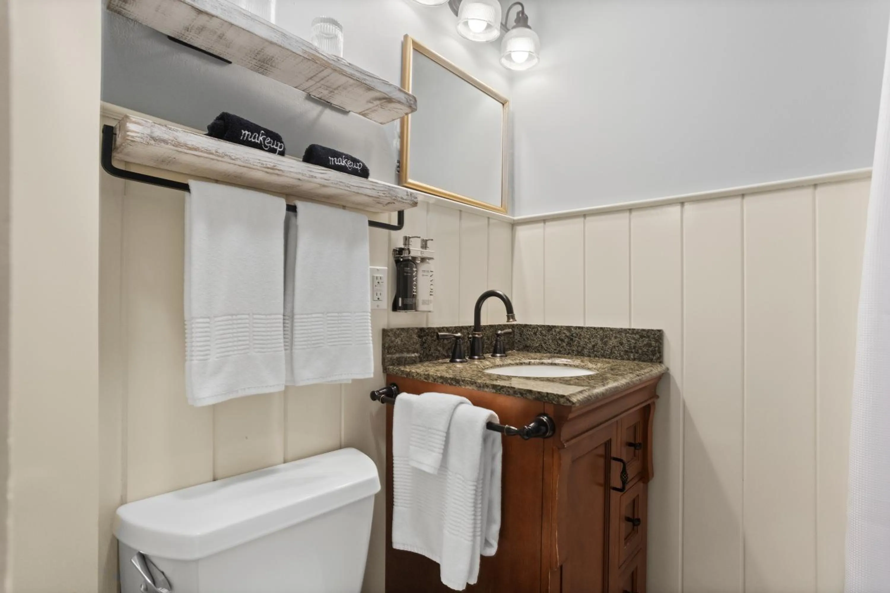 Bathroom in Carlisle House Inn