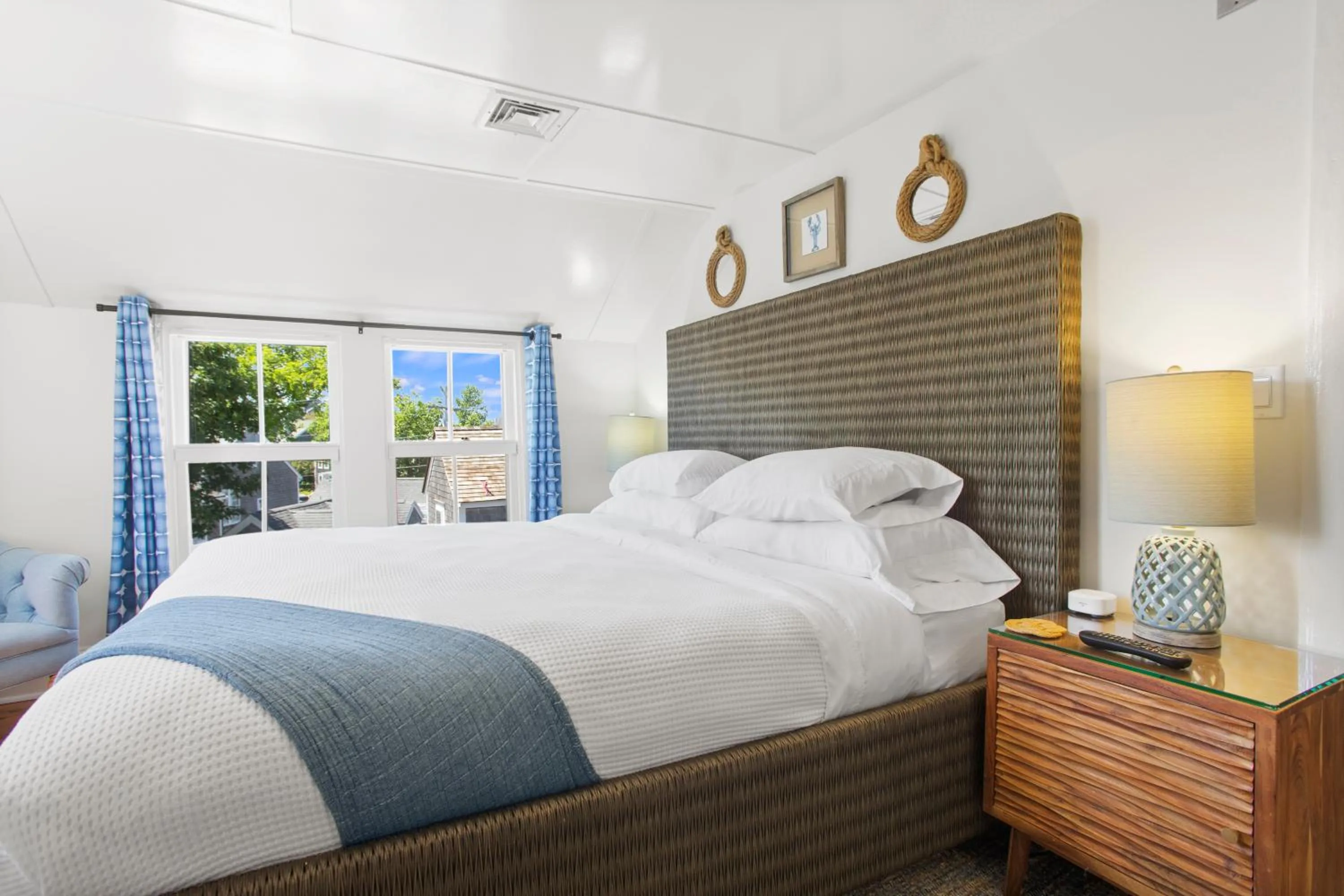 Bed in Carlisle House Inn