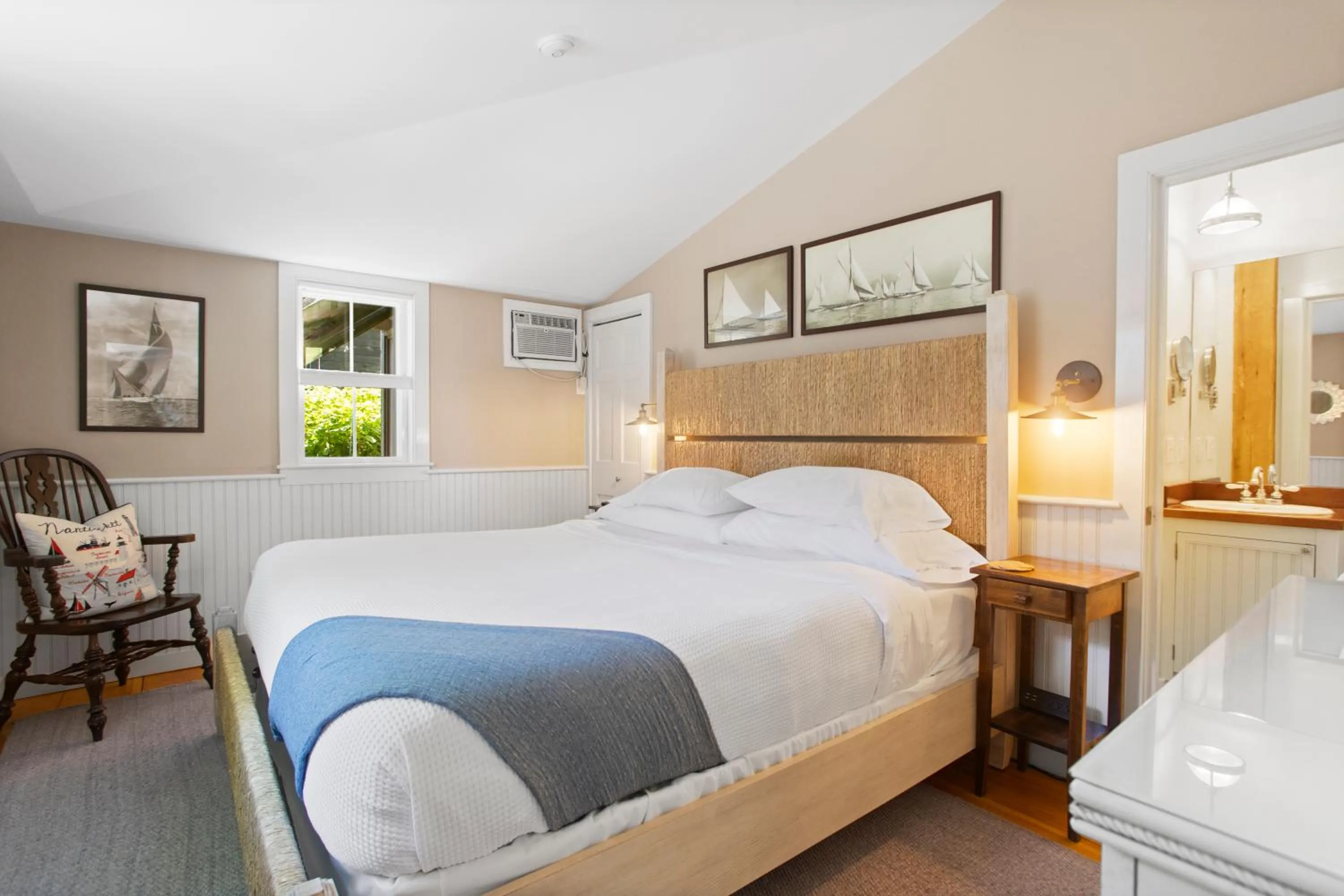 Bedroom, Bed in Carlisle House Inn
