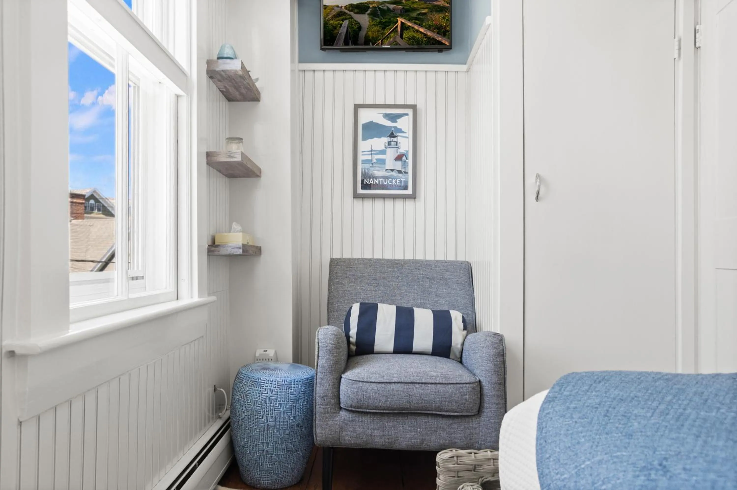 Seating area, Bed in Carlisle House Inn