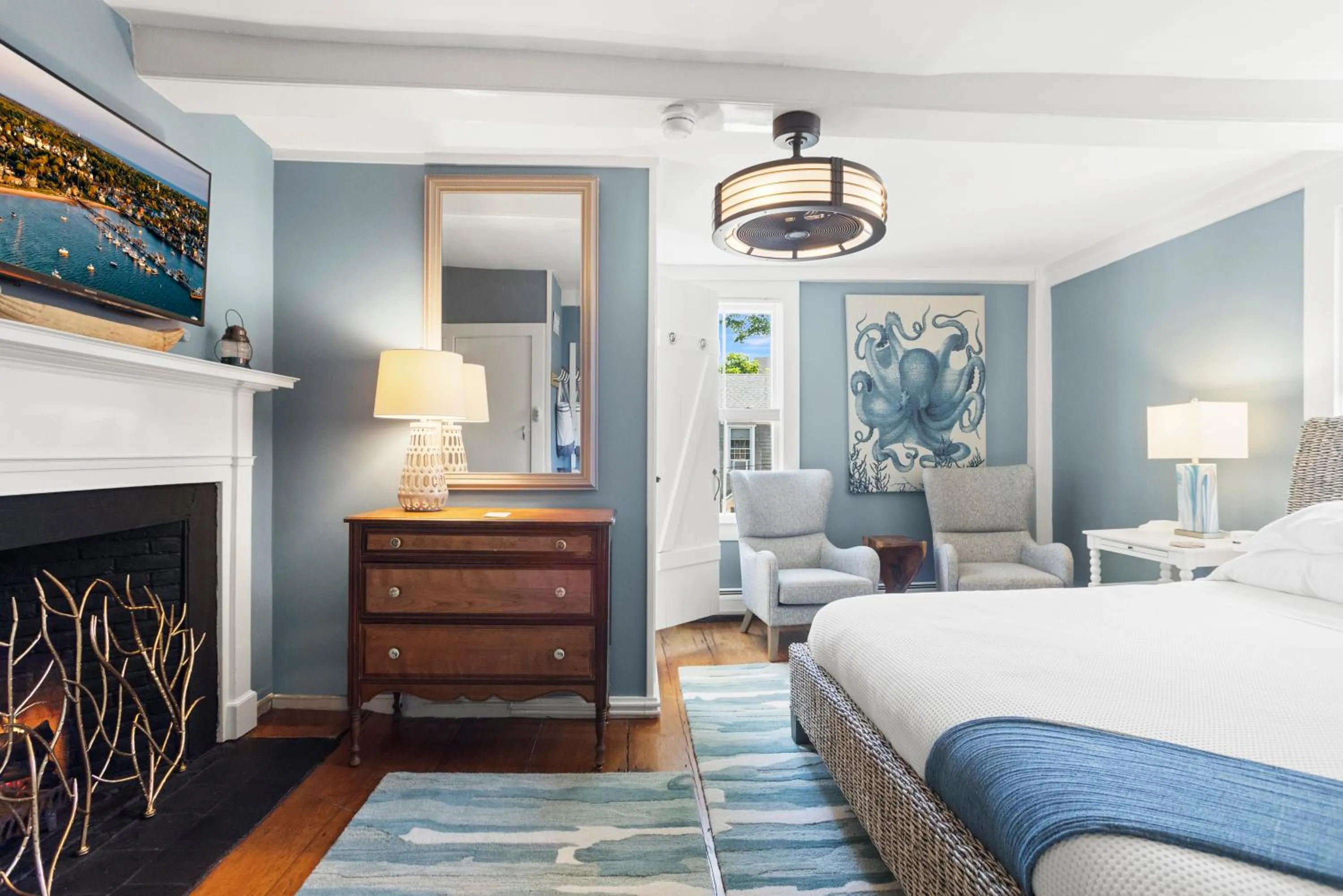 Photo of the whole room, Bed in Carlisle House Inn