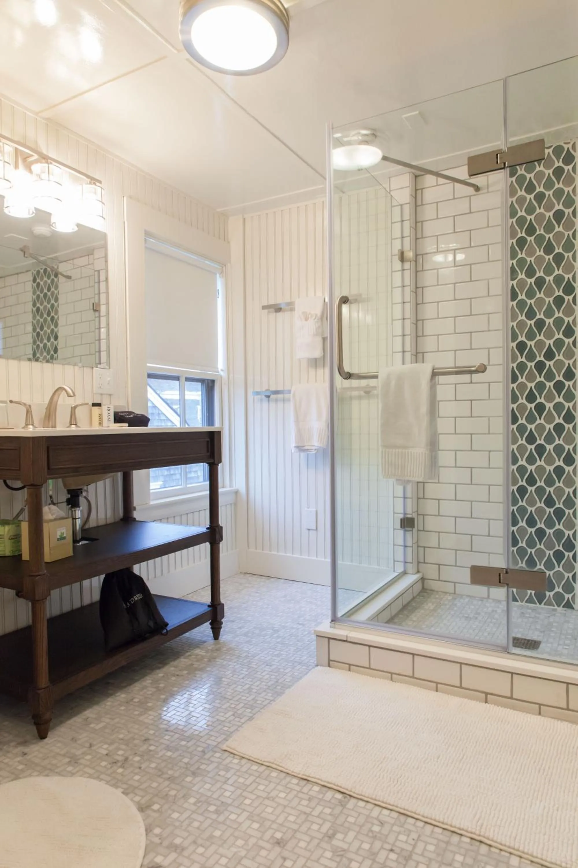 Shower in Carlisle House Inn