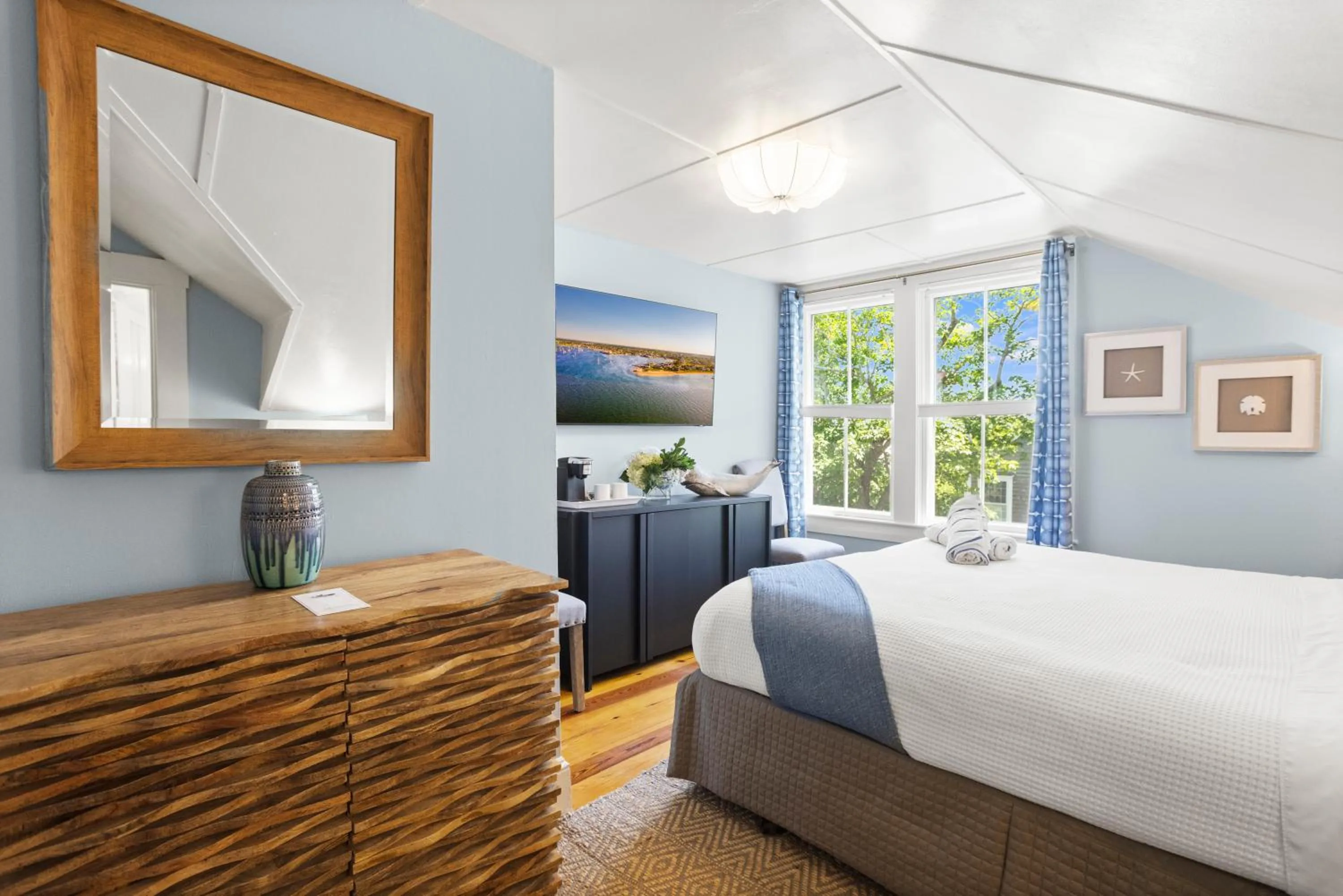 Photo of the whole room, Bed in Carlisle House Inn