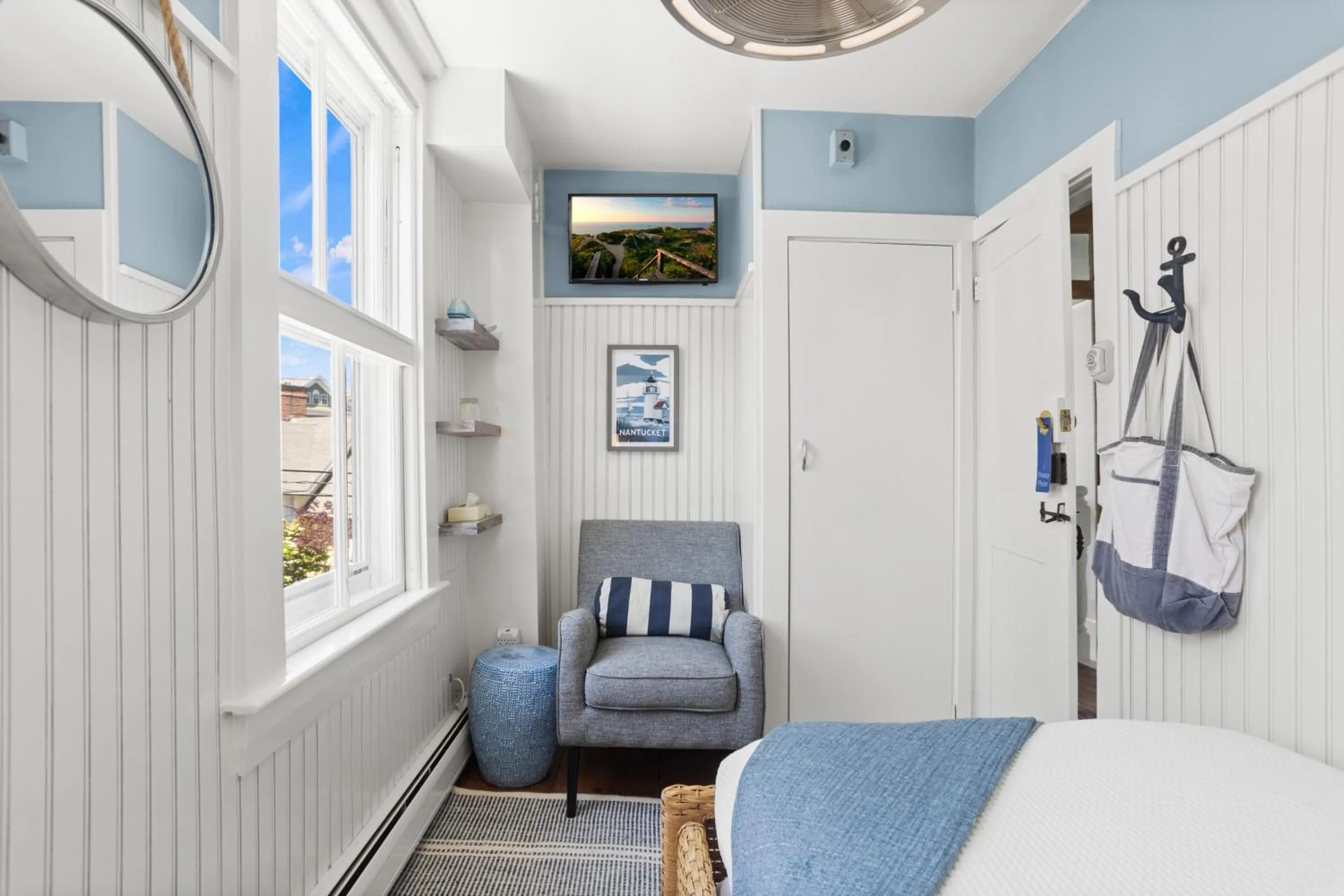 Photo of the whole room, Bed in Carlisle House Inn