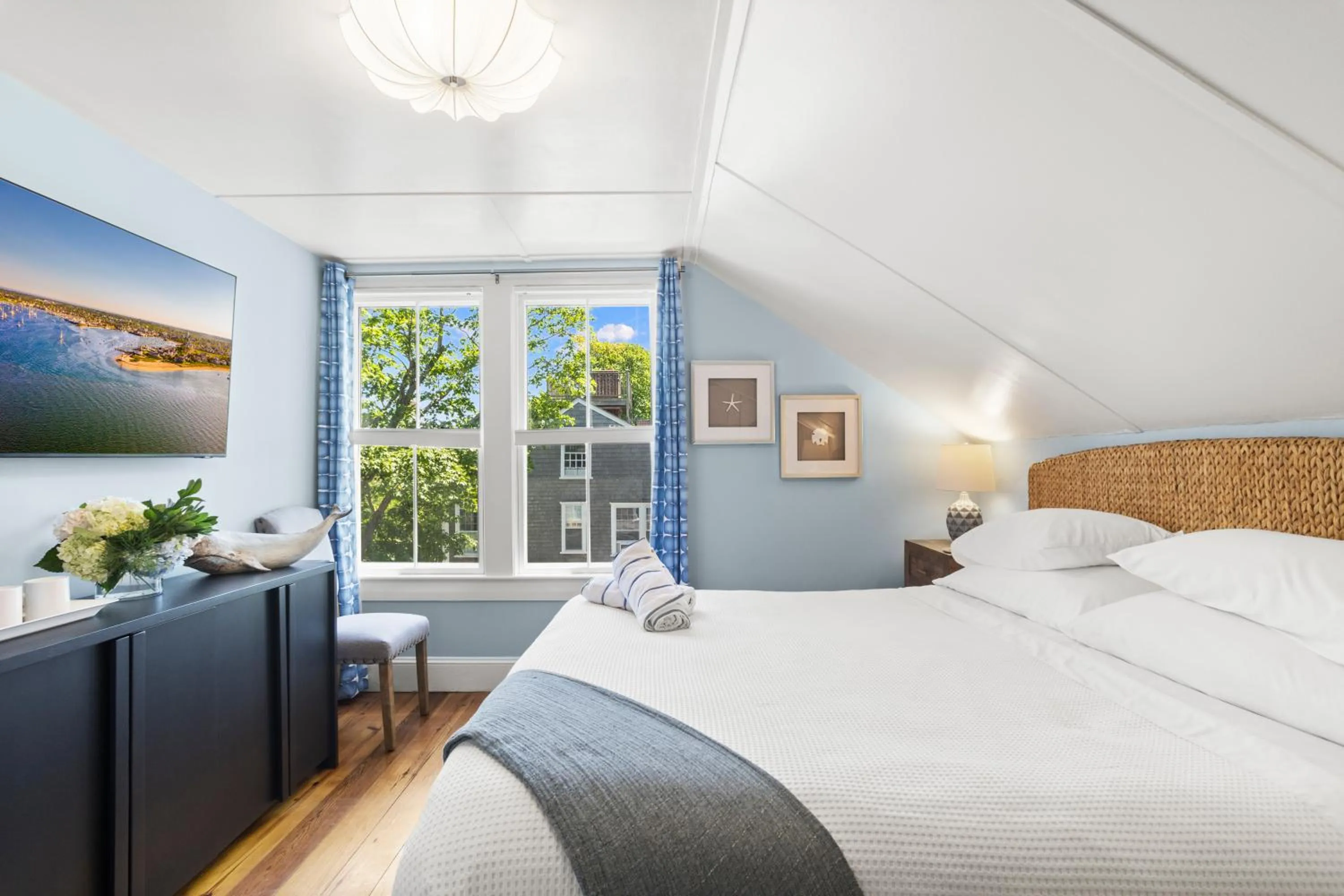 Photo of the whole room, Bed in Carlisle House Inn