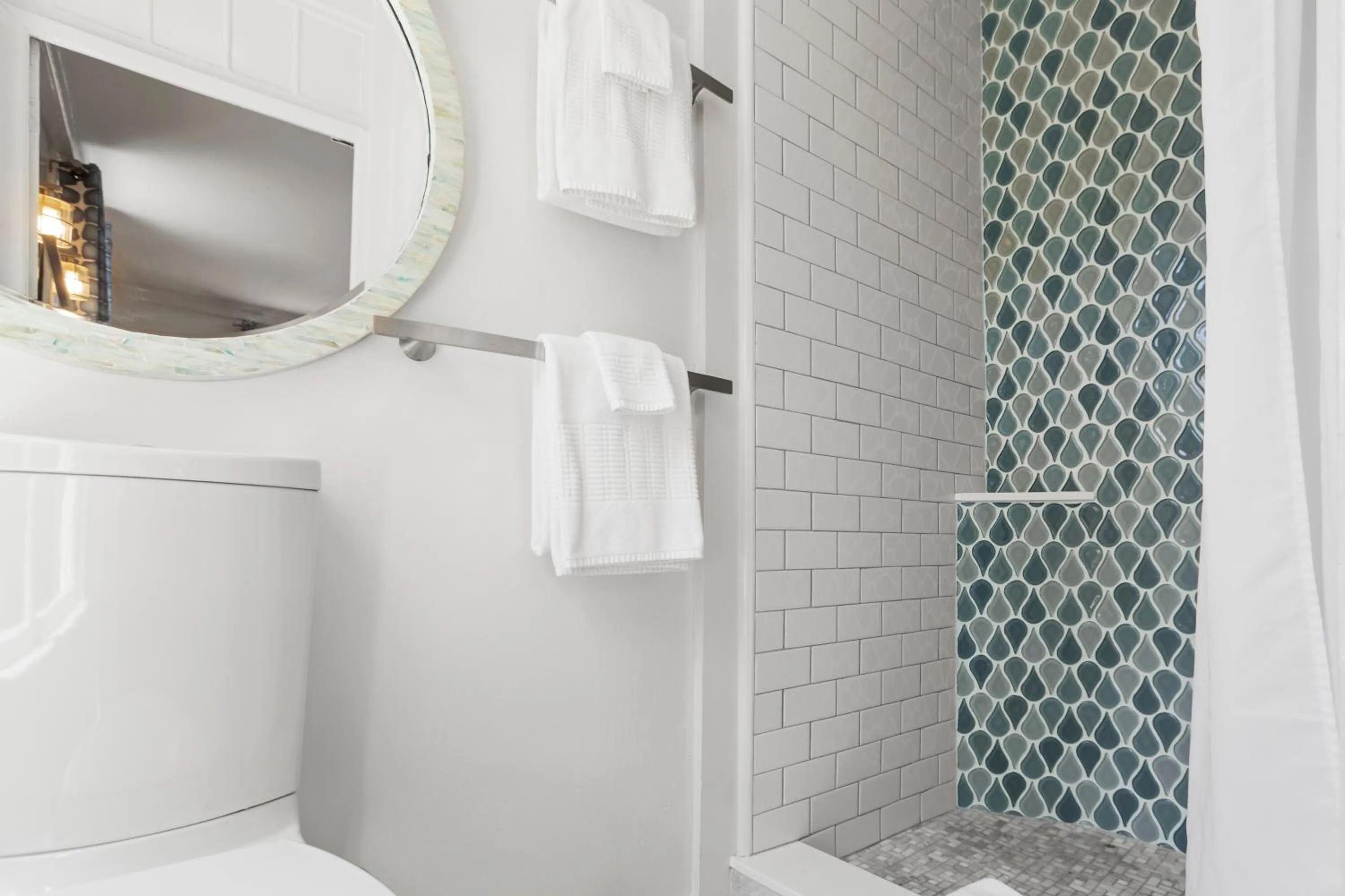 Shower in Carlisle House Inn