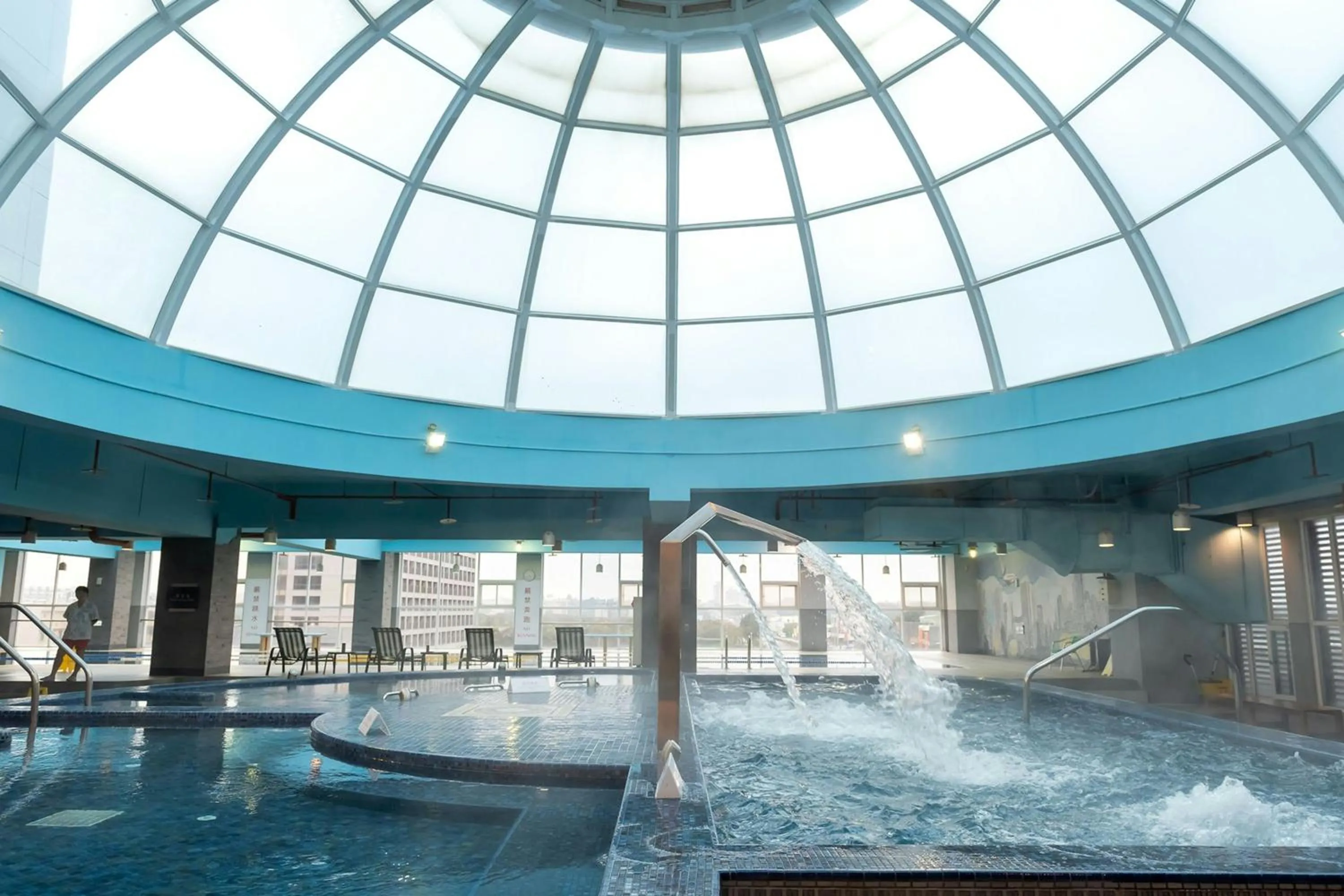 Swimming pool in Sheraton Taoyuan Hotel