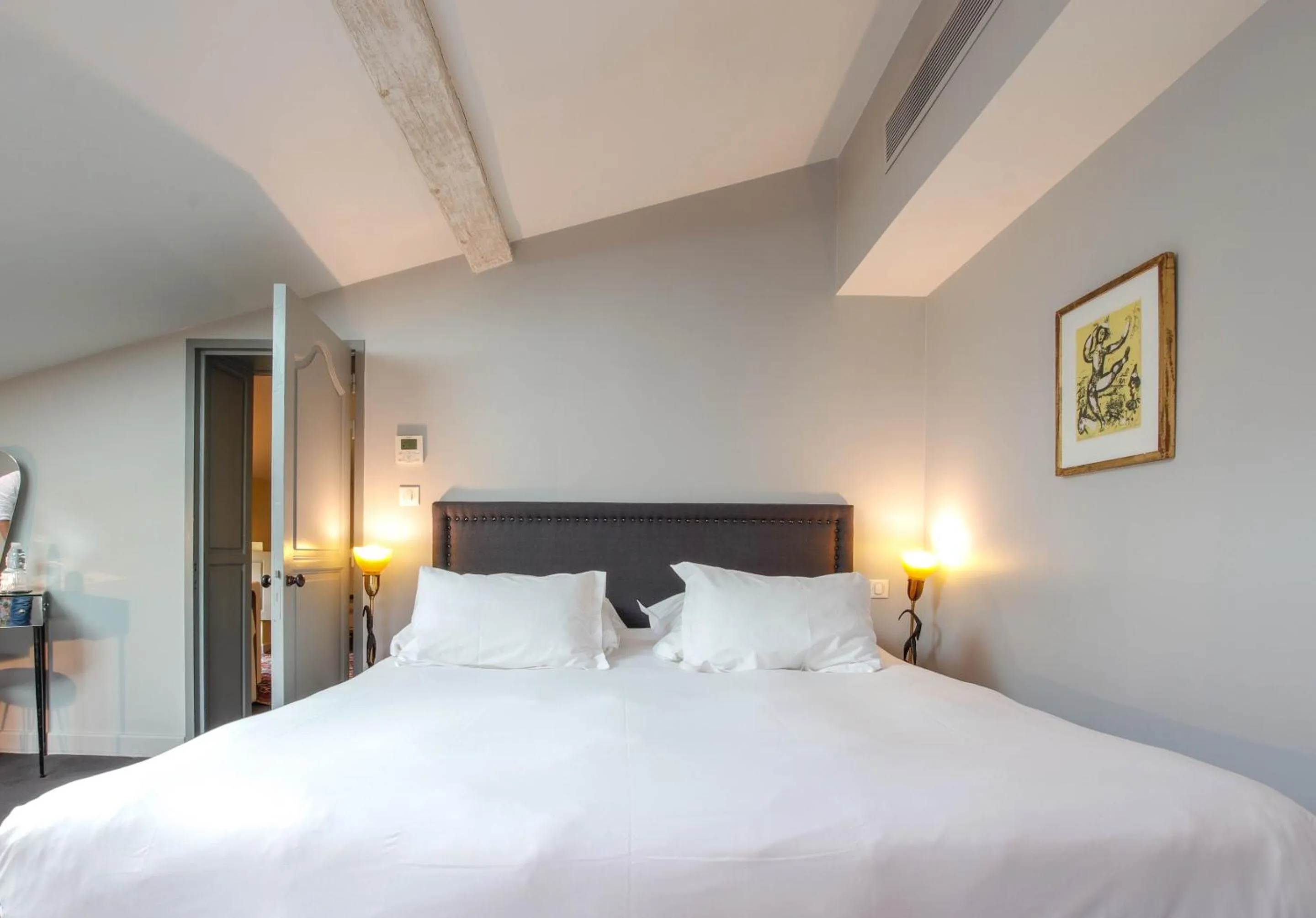 Deluxe Double Room with Bath in Maison Fredon Bordeaux Centre