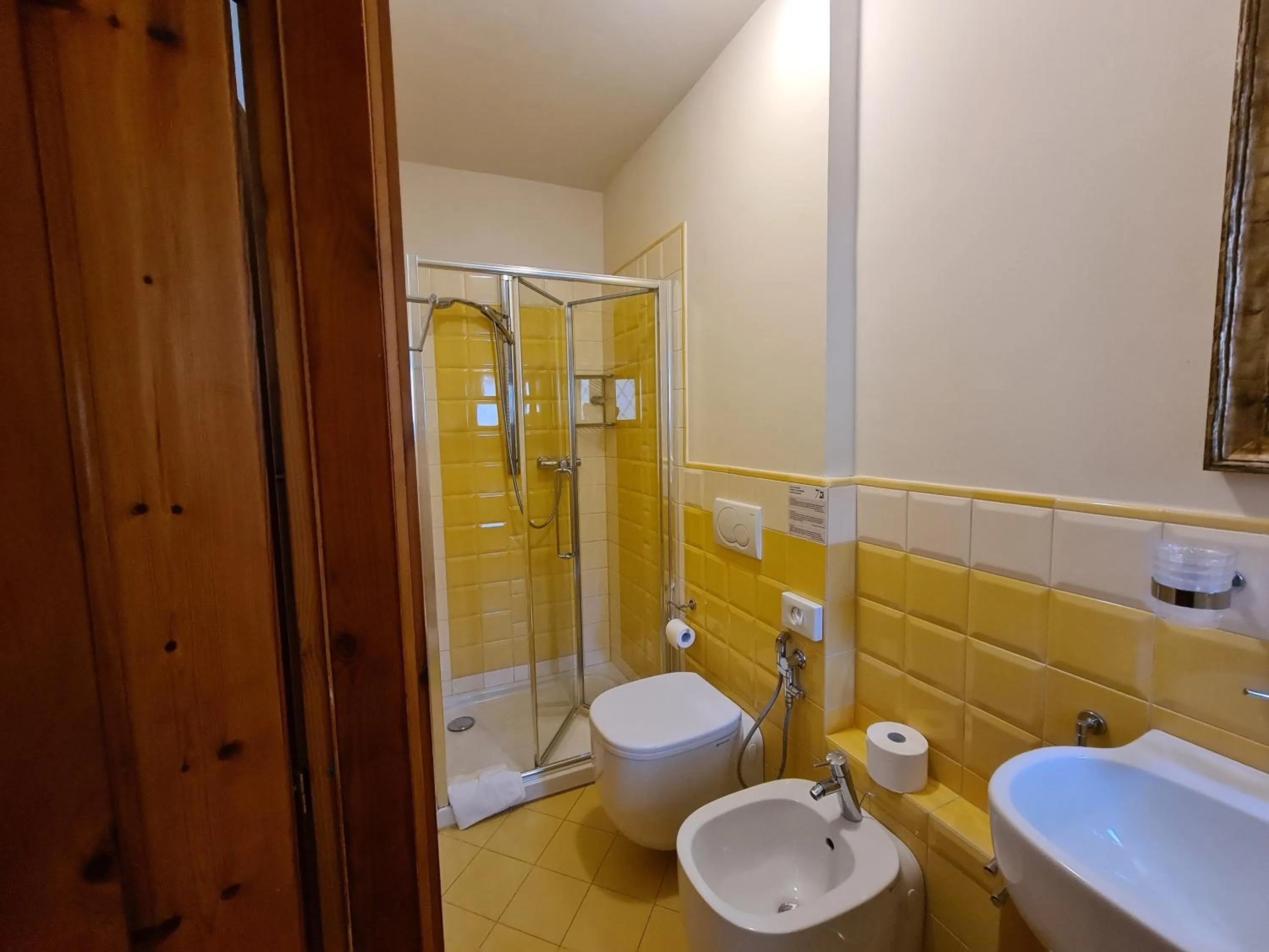 Shower in Hotel Dente Del Gigante