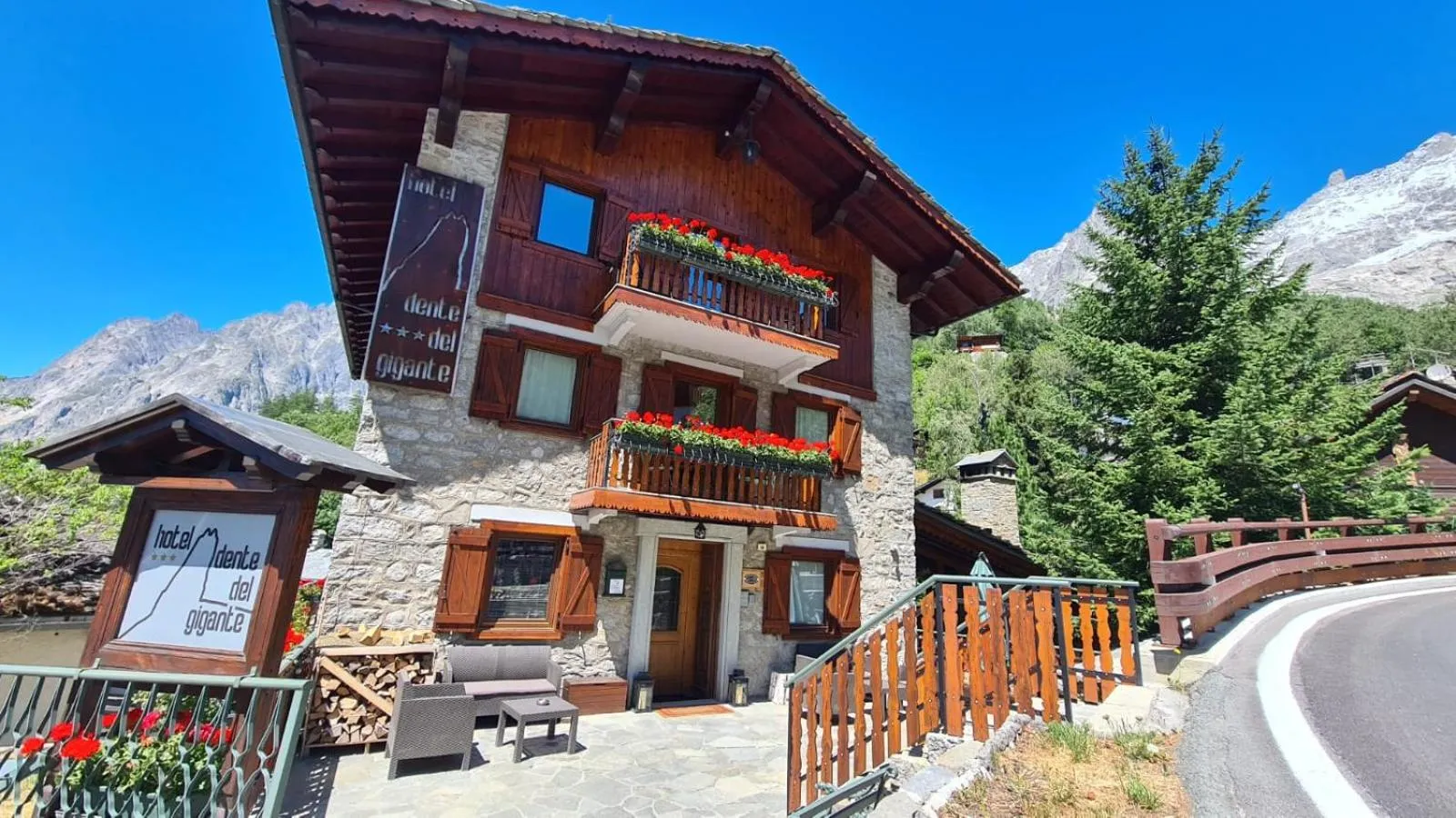 Property building in Hotel Dente Del Gigante