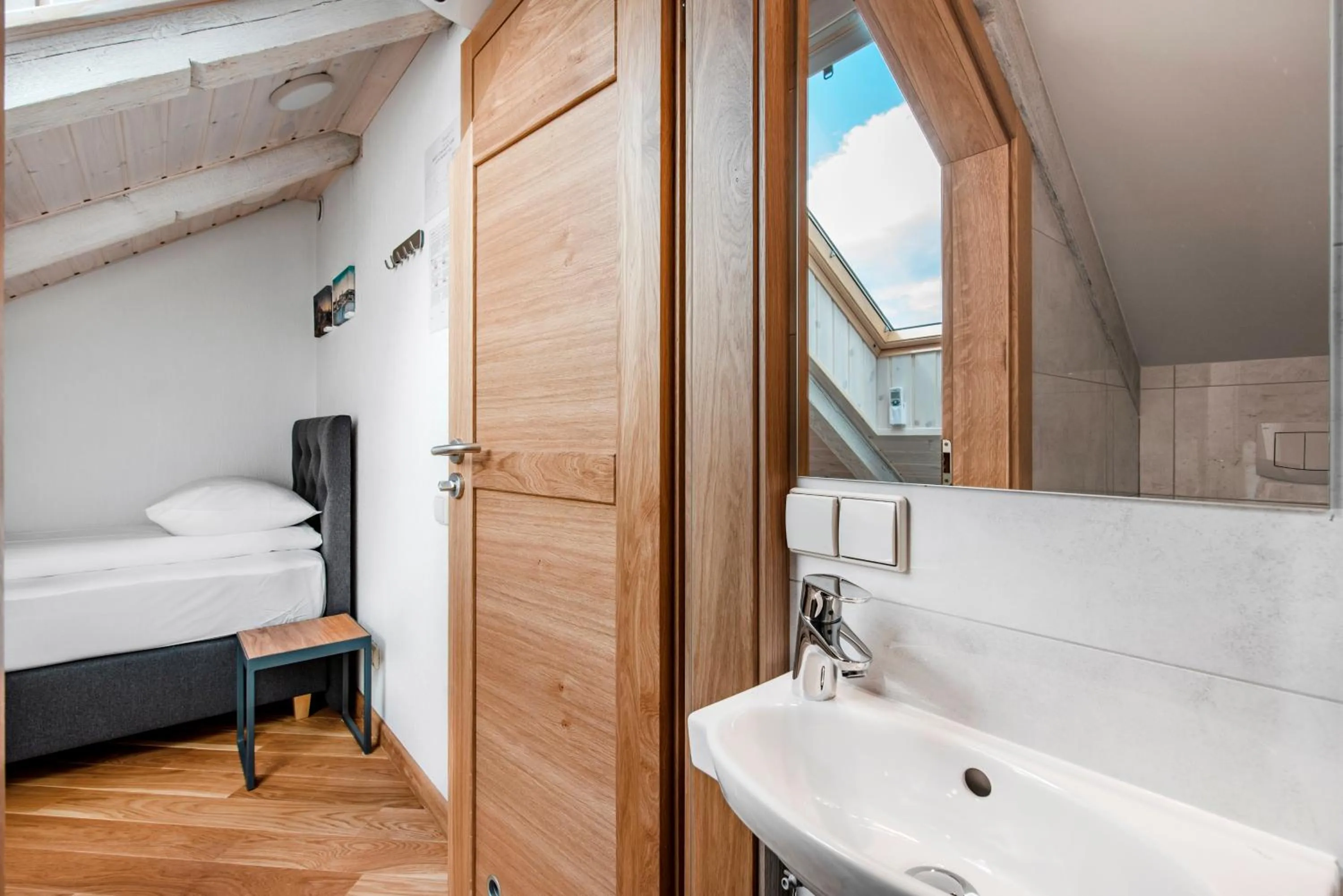 Bathroom, Bed in Piano Apartments