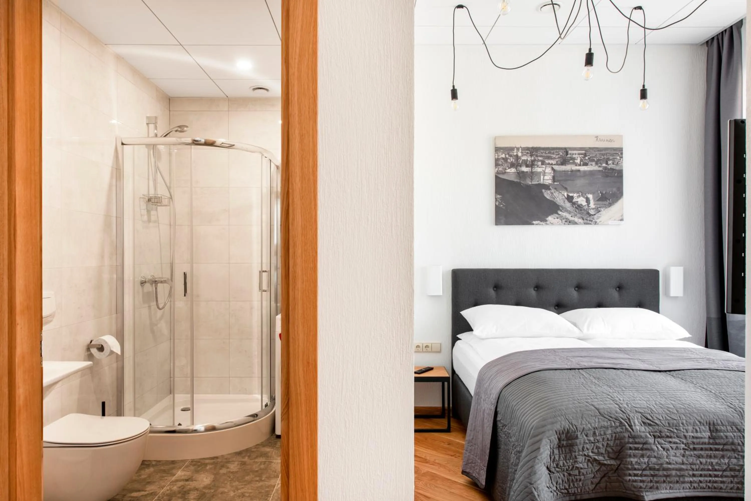 Photo of the whole room, Bed in Piano Apartments