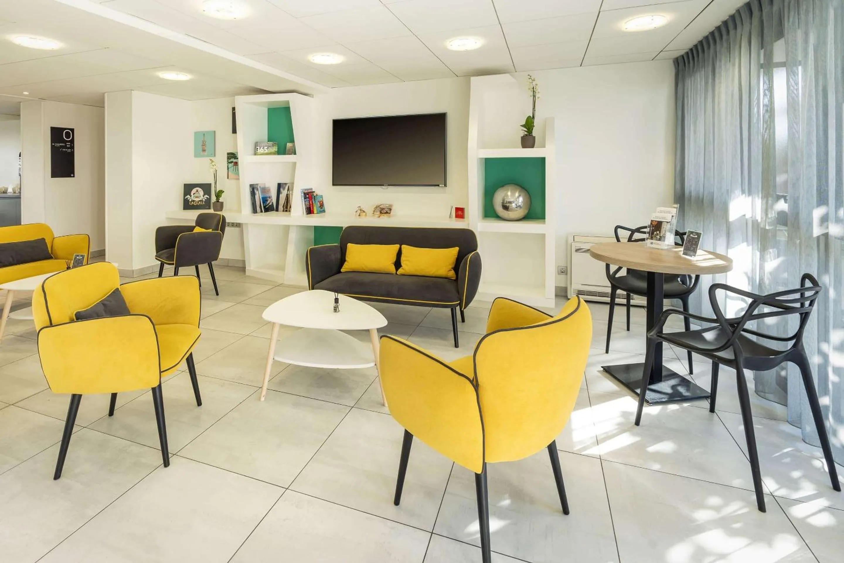 Lobby or reception in Best Western Les Aureliades Saint Nazaire