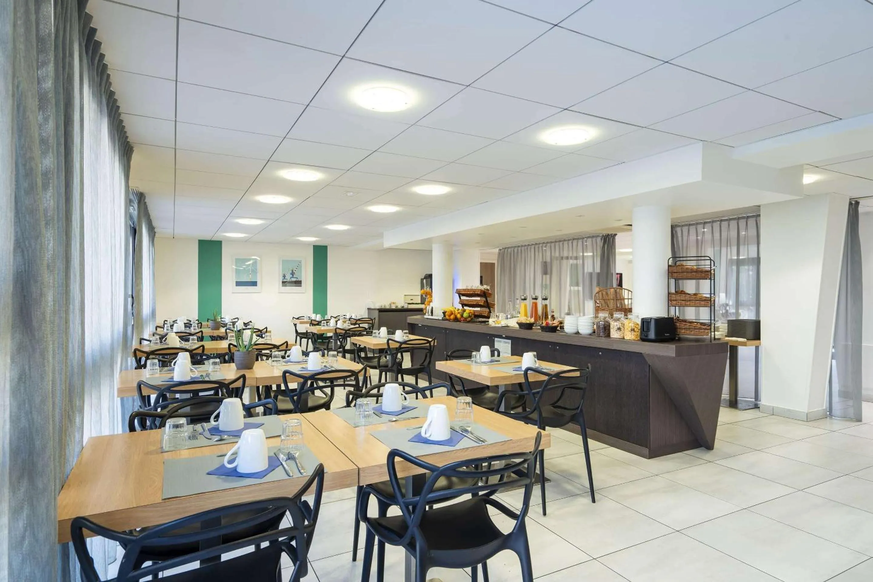 Breakfast in Best Western Les Aureliades Saint Nazaire