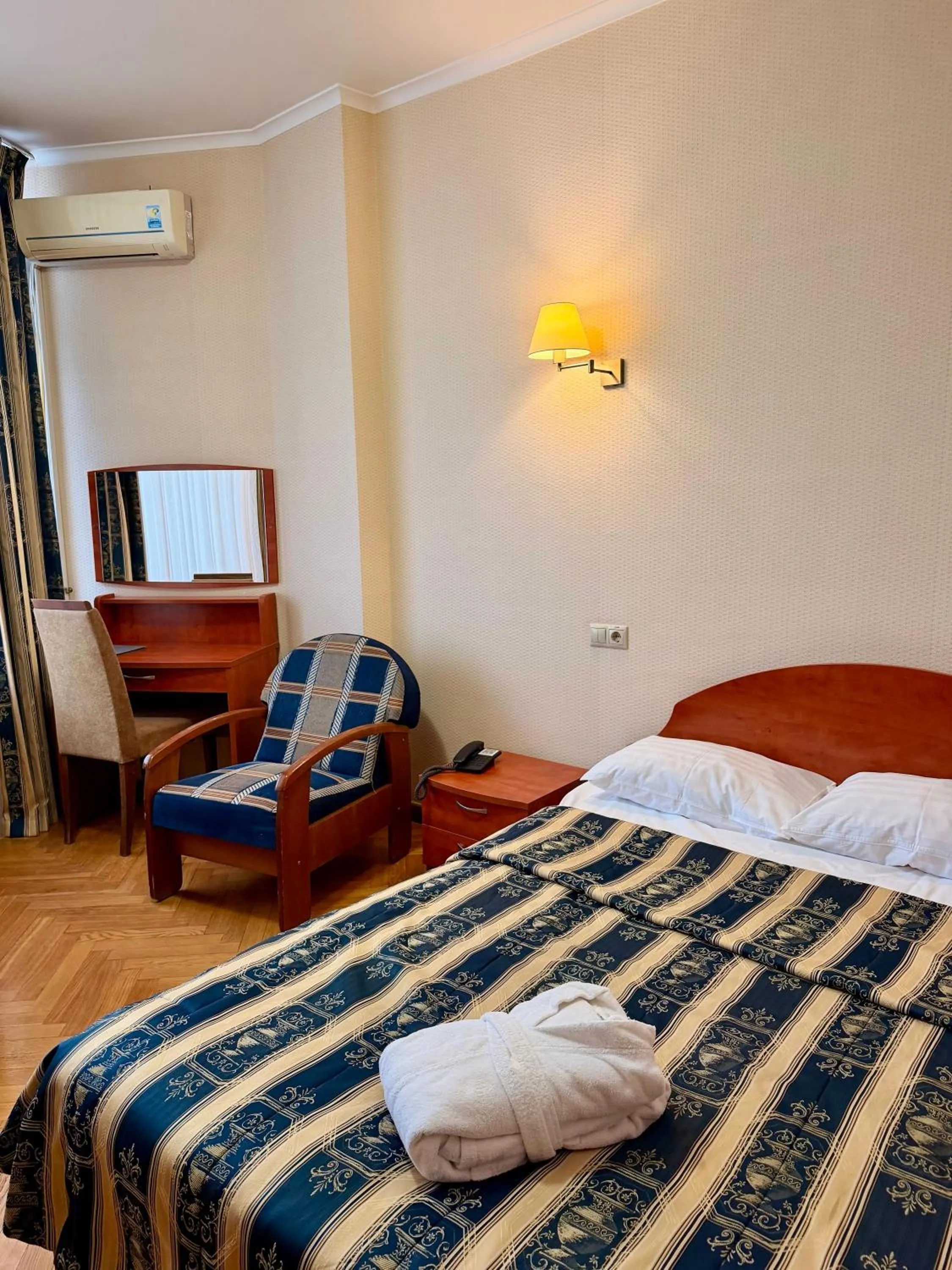 Photo of the whole room, Bed in Hotel Kyiv