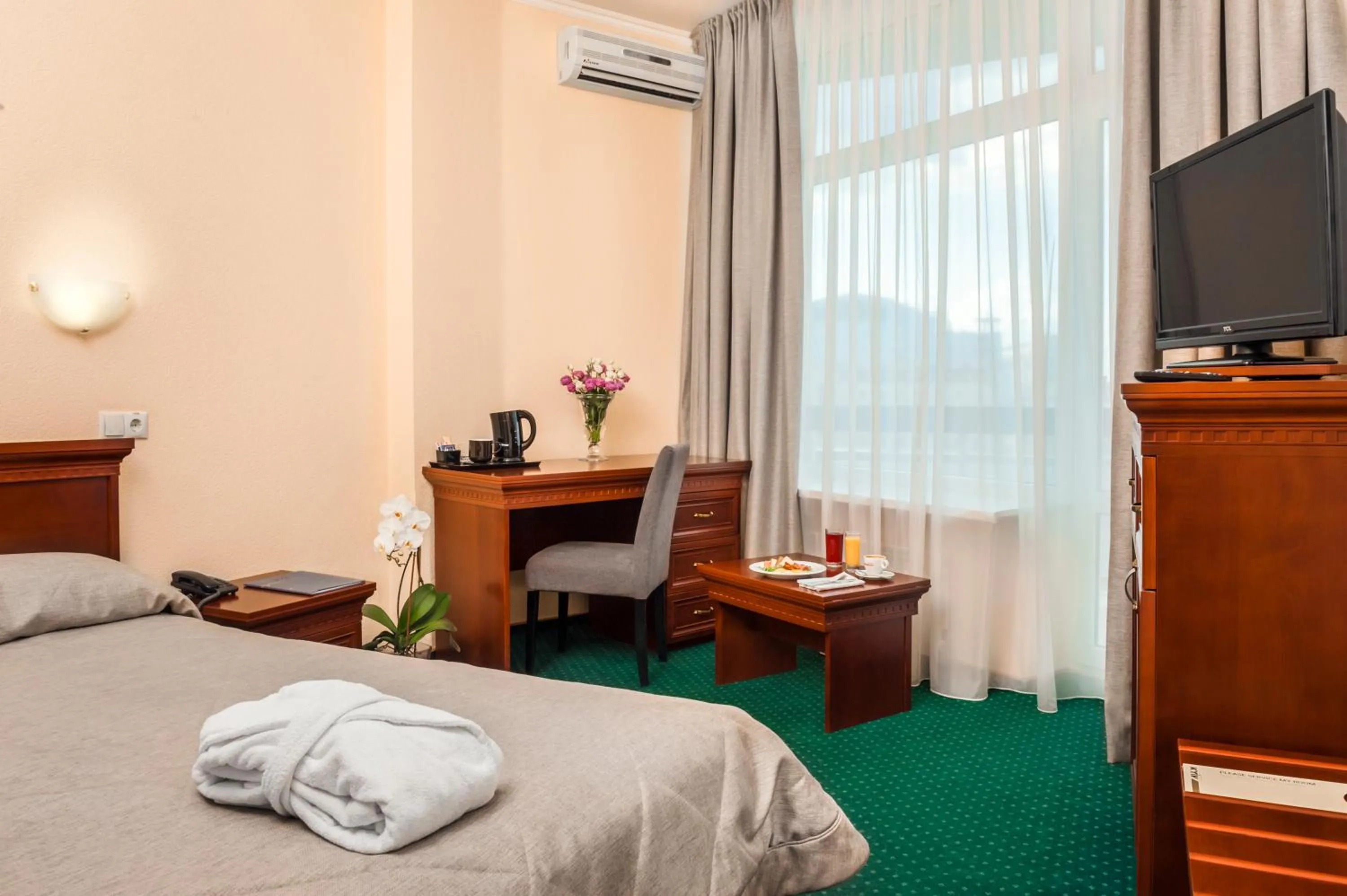 Photo of the whole room, Bed in Hotel Kyiv