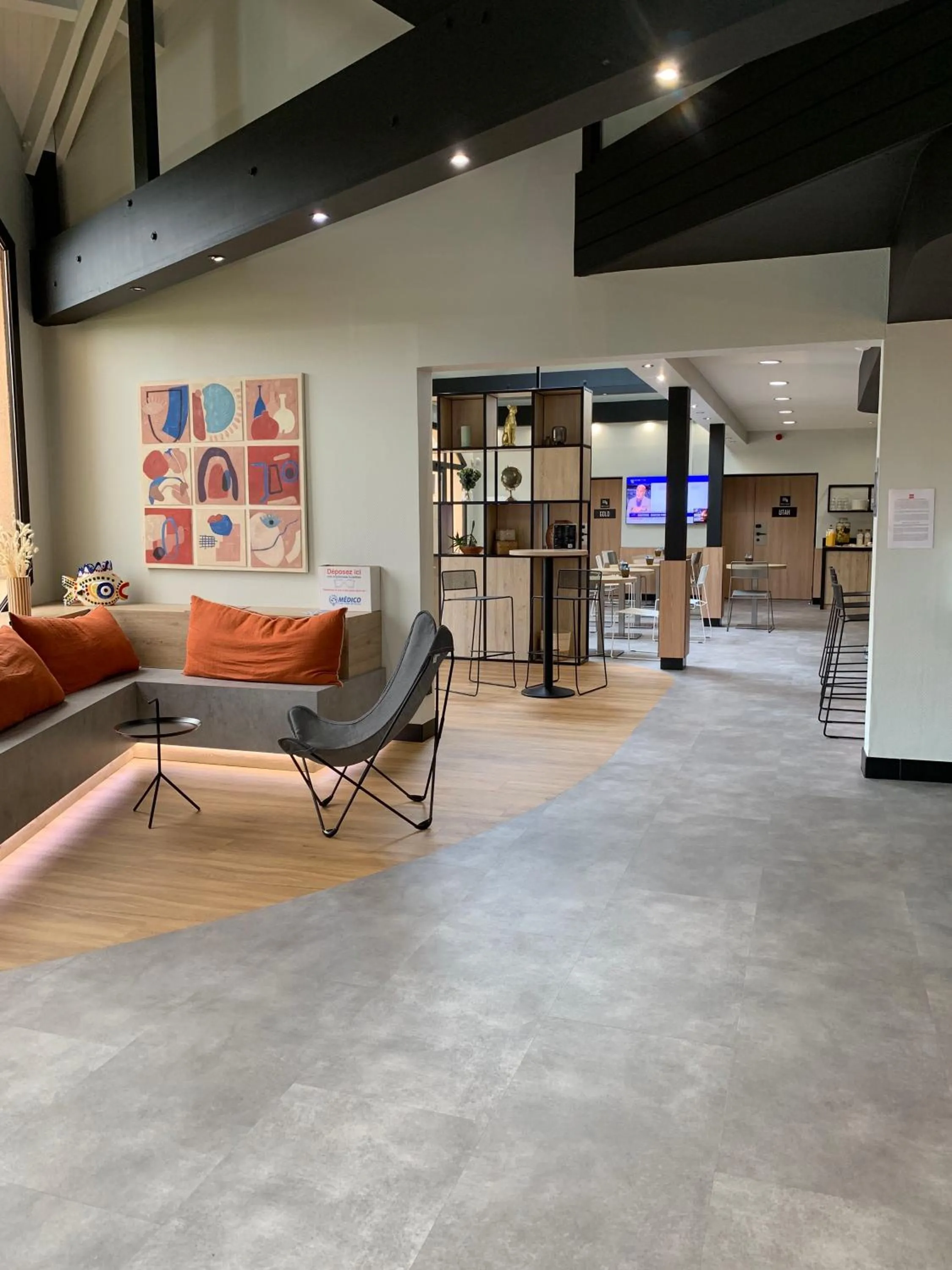 Lobby or reception in ibis Saint-Lô