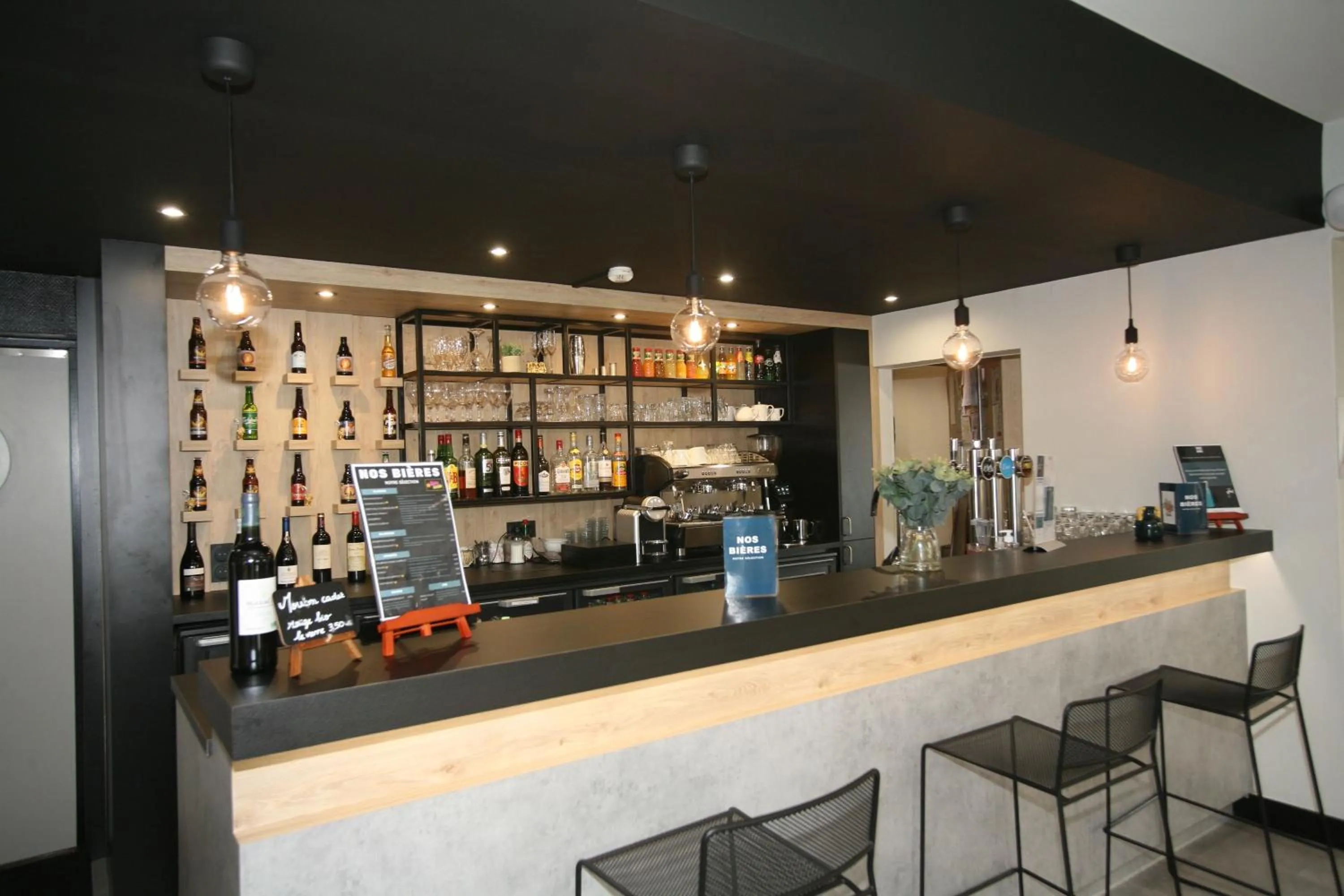 Lounge or bar in ibis Saint-Lô