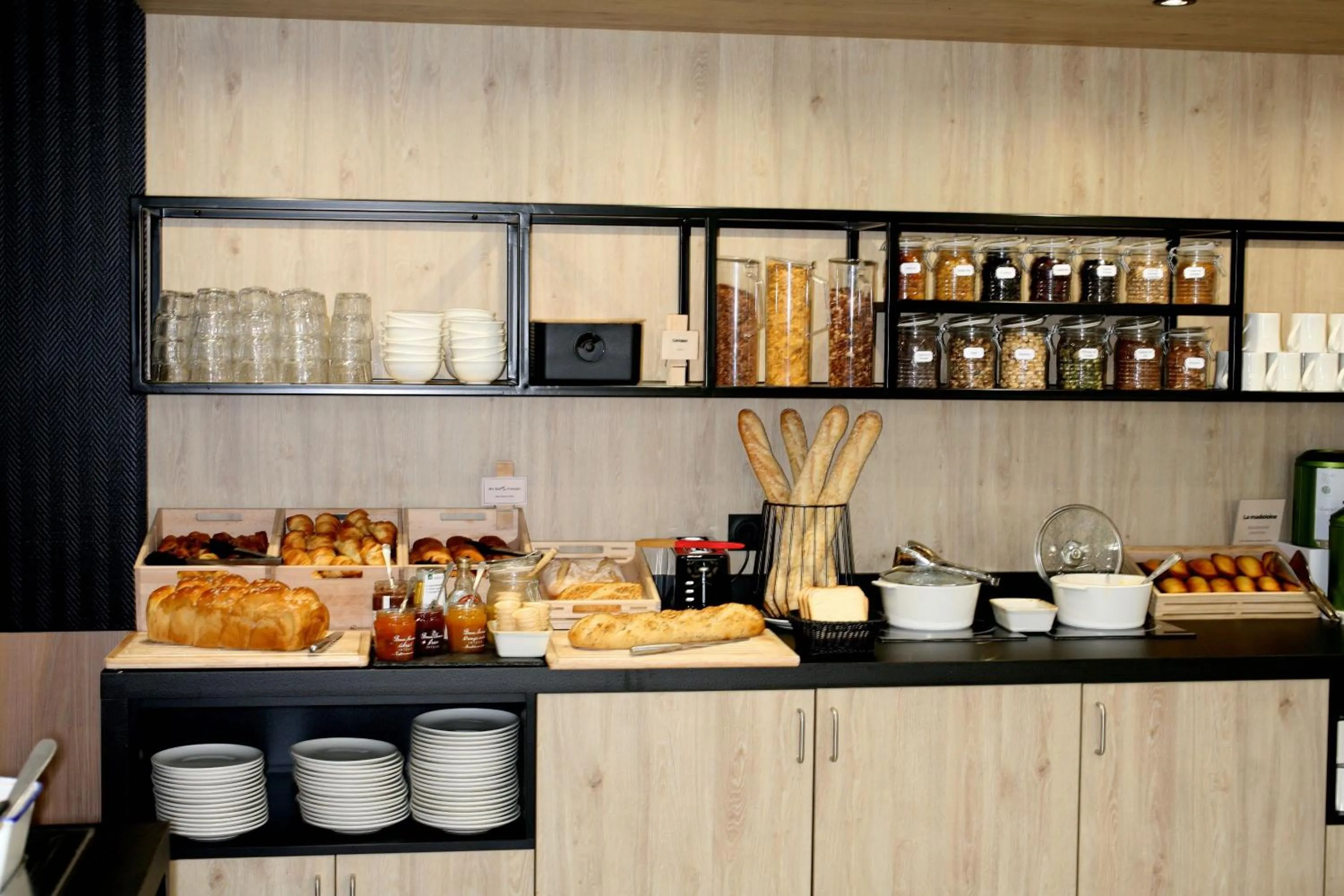 Buffet breakfast in ibis Saint-Lô