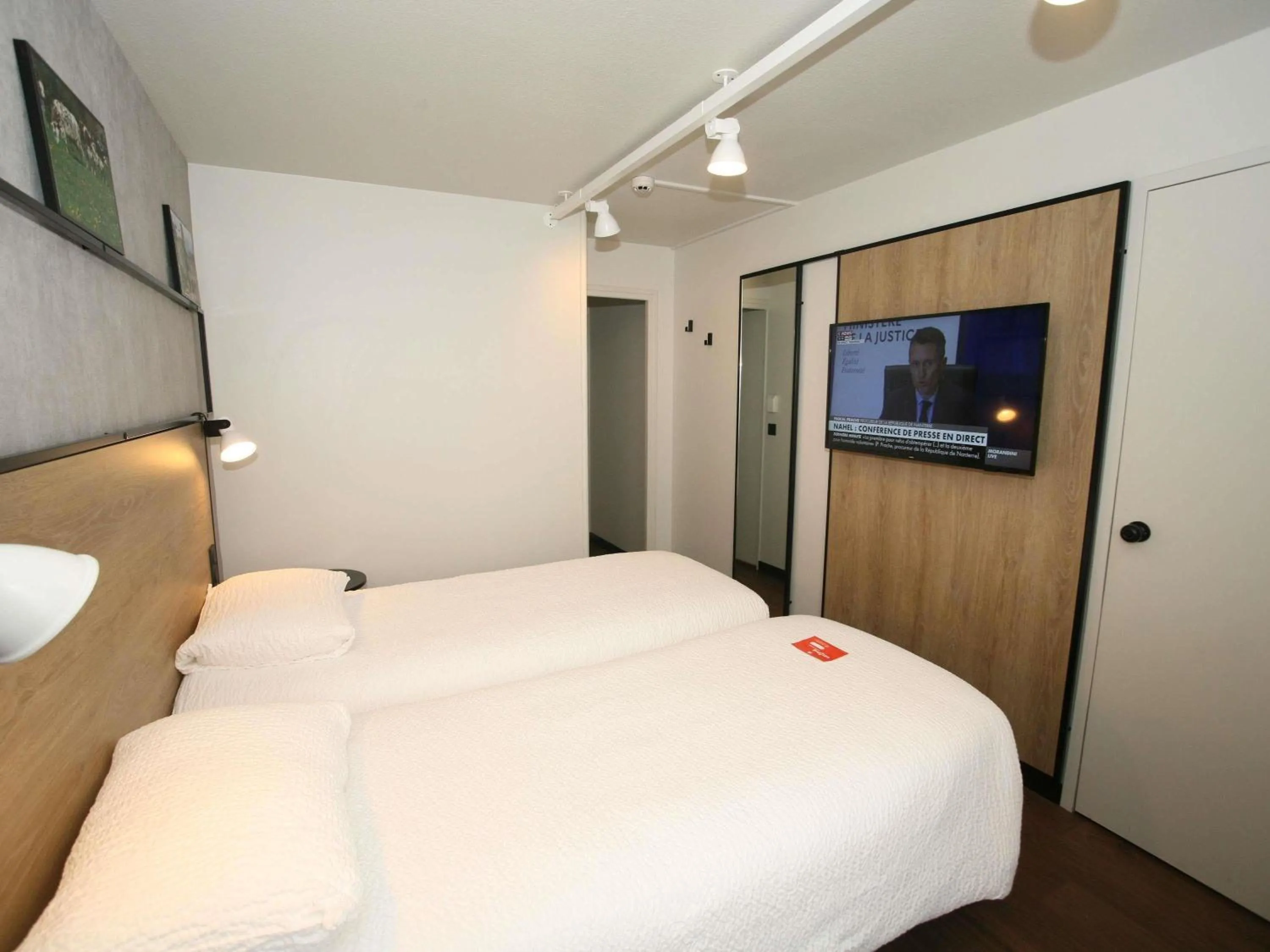 Bedroom, Bed in ibis Saint-Lô