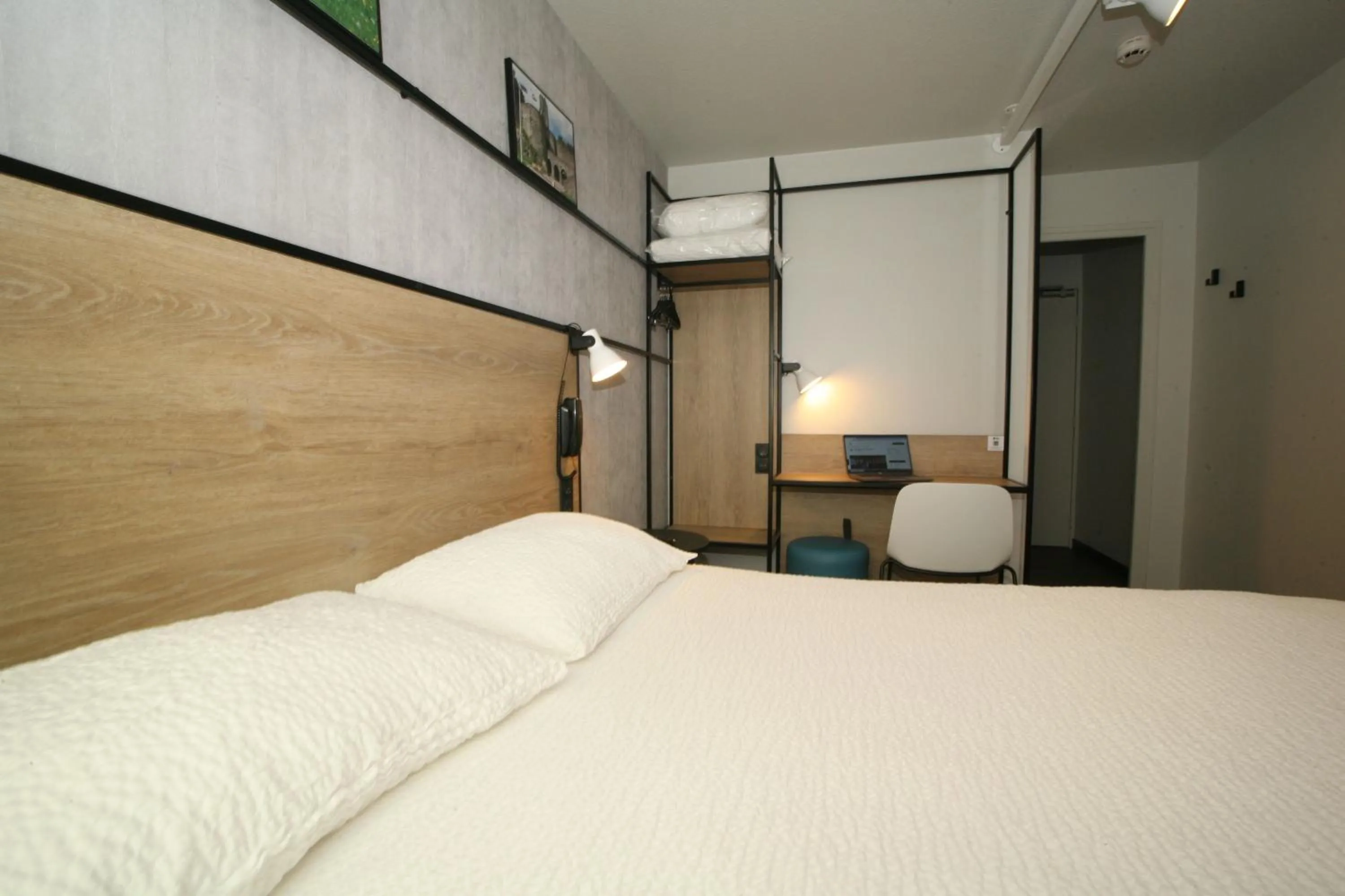 Bedroom, Bed in ibis Saint-Lô