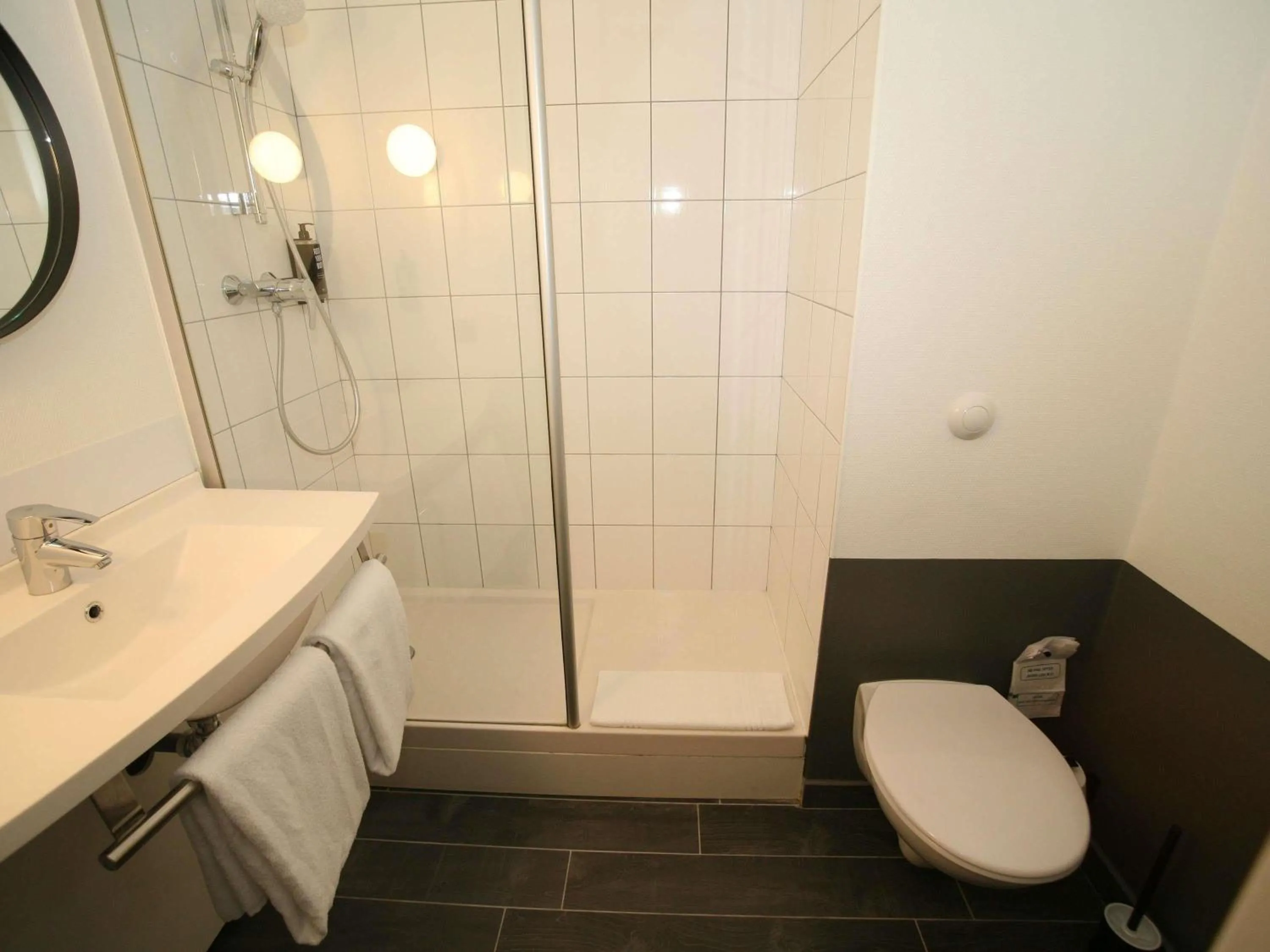 Bedroom in ibis Saint-Lô