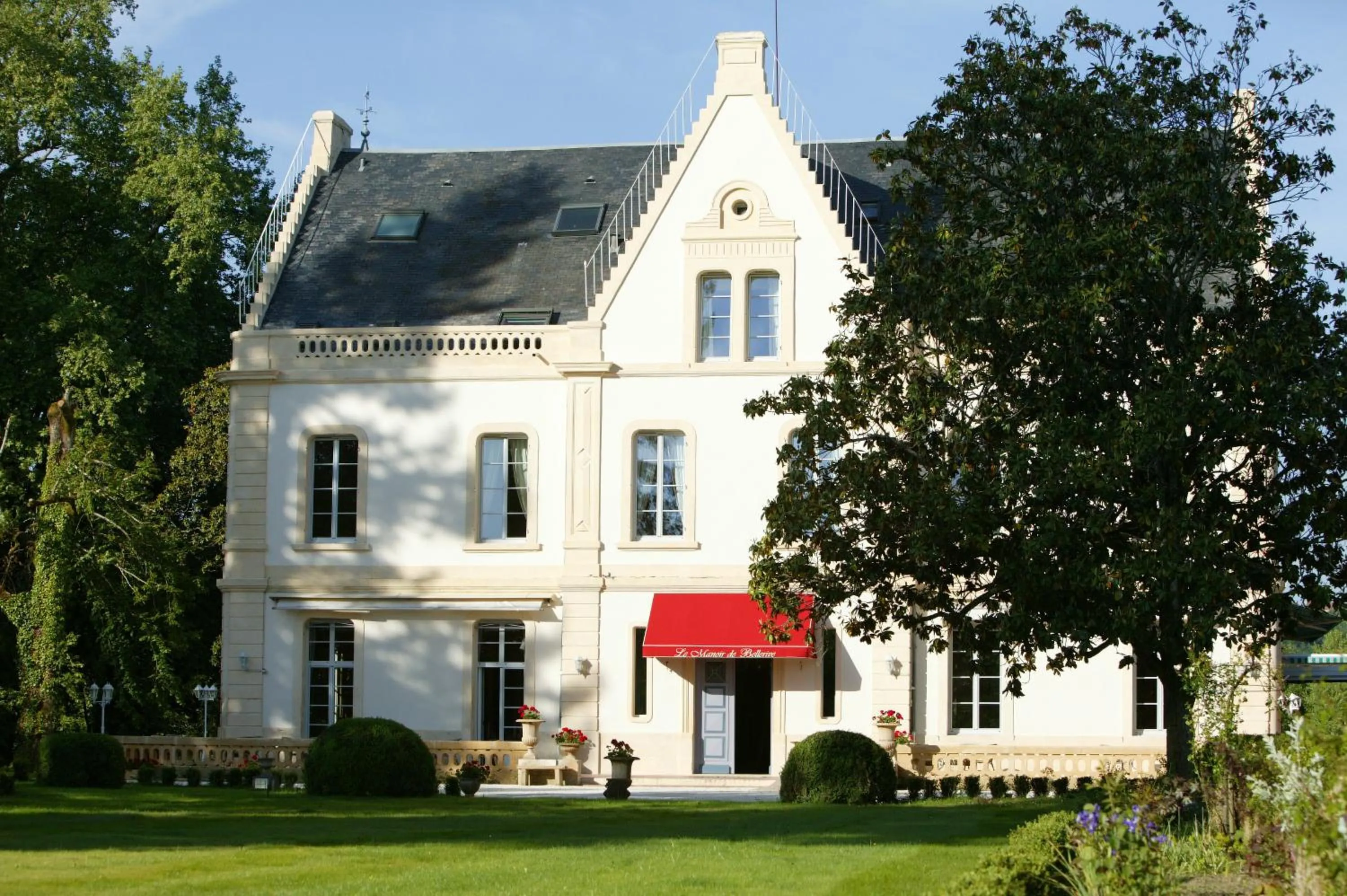 Facade/entrance in Le Manoir de Bellerive