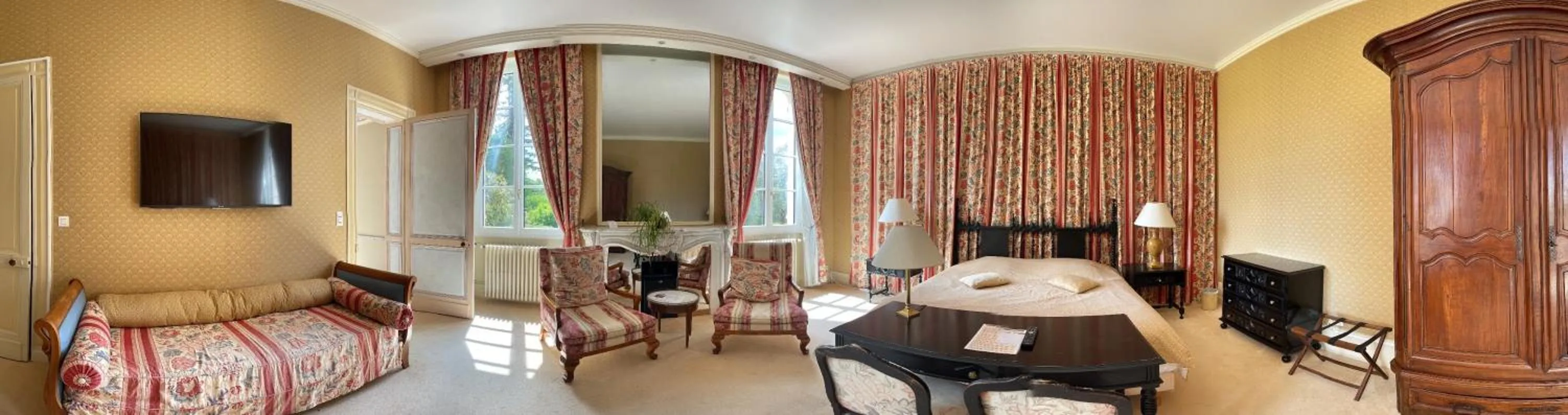 Photo of the whole room, Bed in Le Manoir de Bellerive