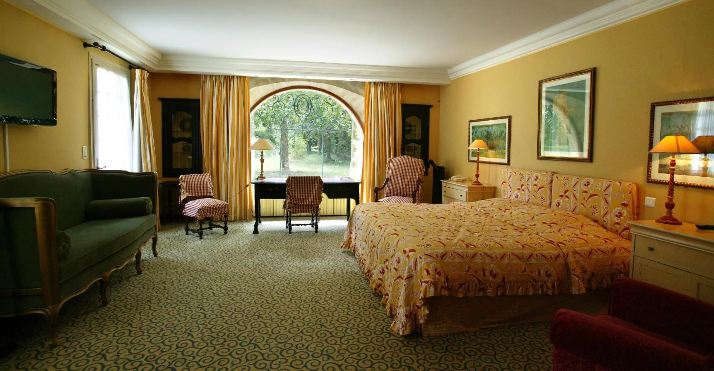 Photo of the whole room, Bed in Le Manoir de Bellerive